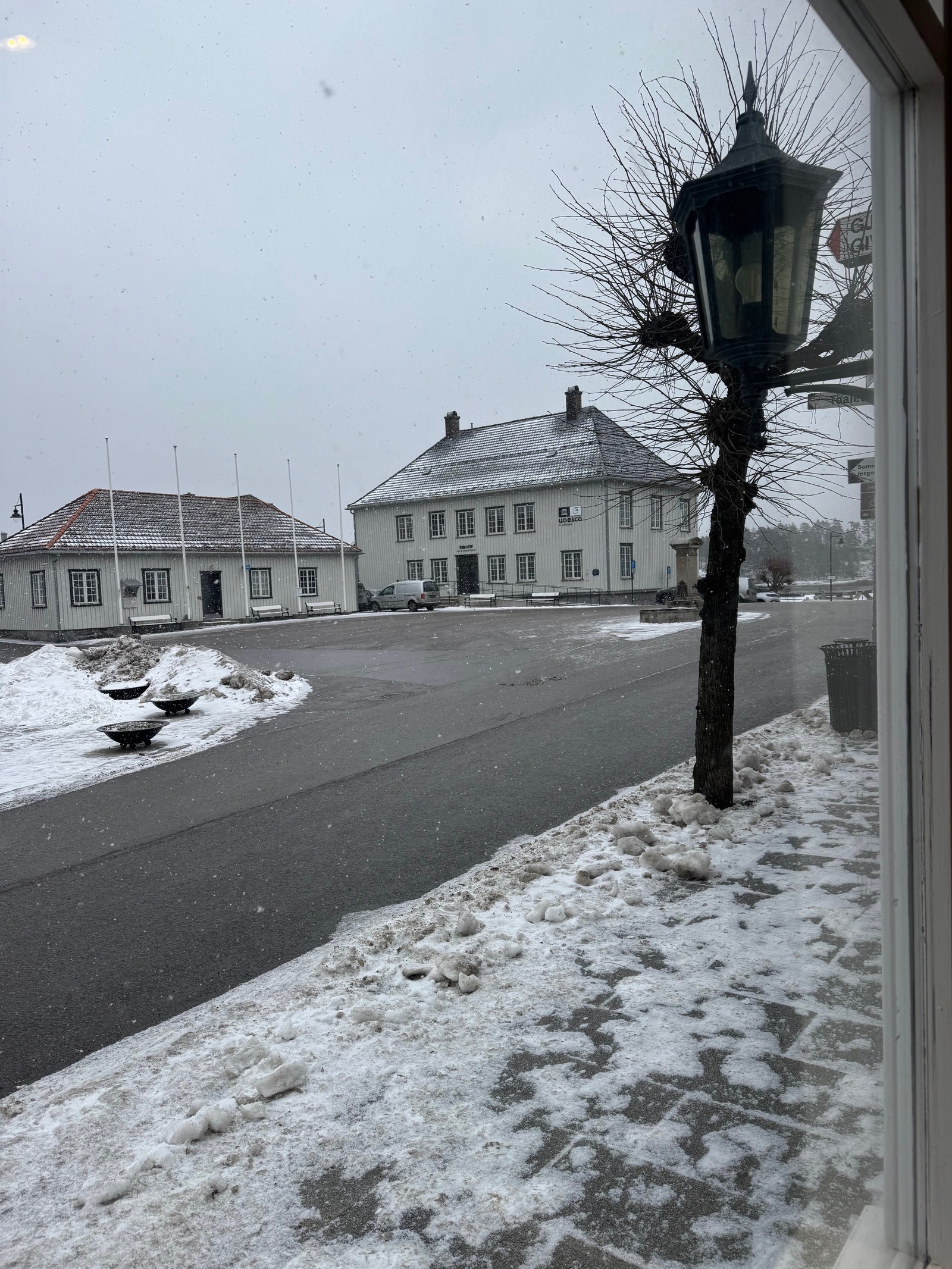 Innenfra og ned mot Dampskipbrygga Galleribilde