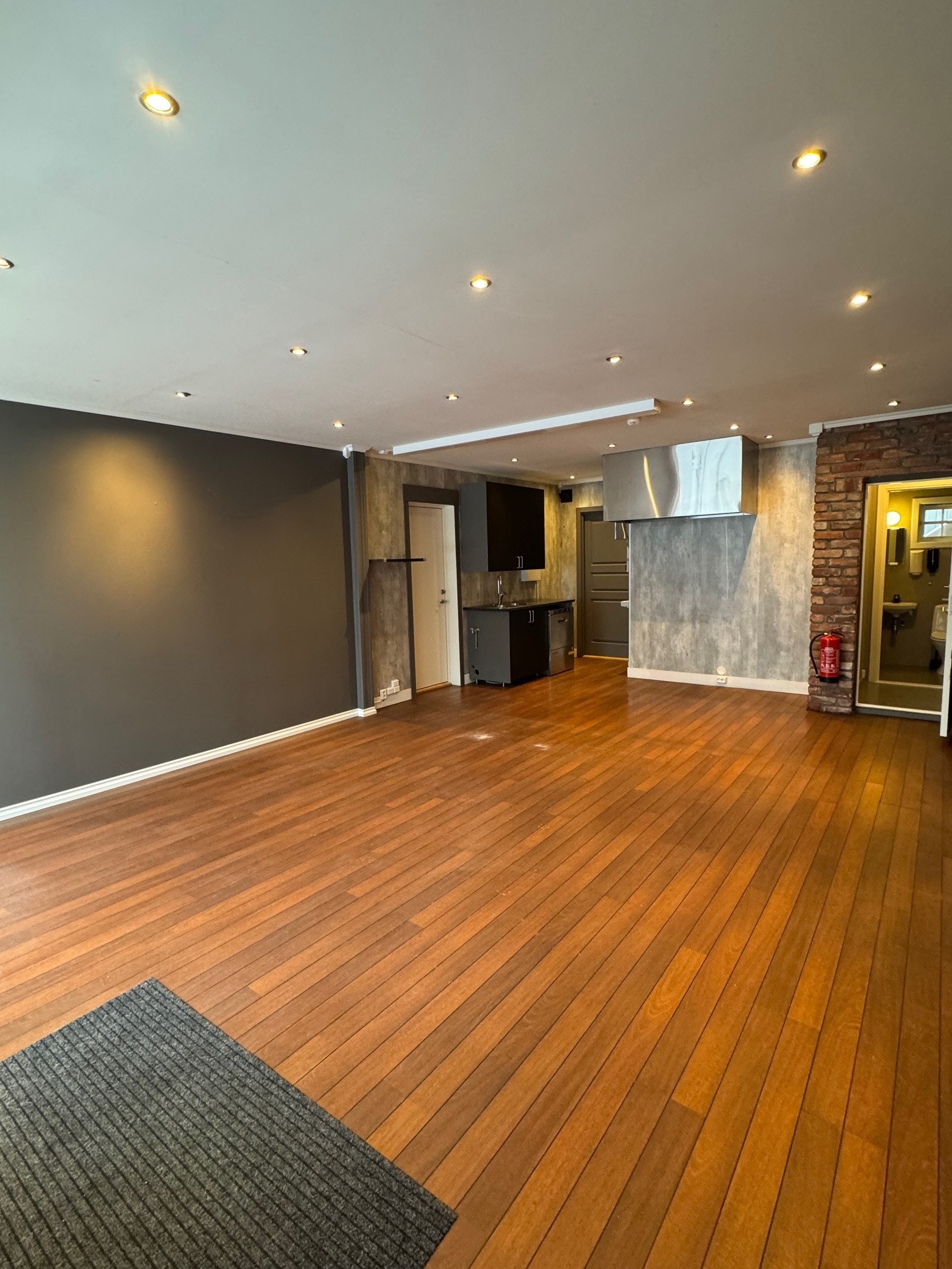 Godt med spotbelysning i taket Galleribilde