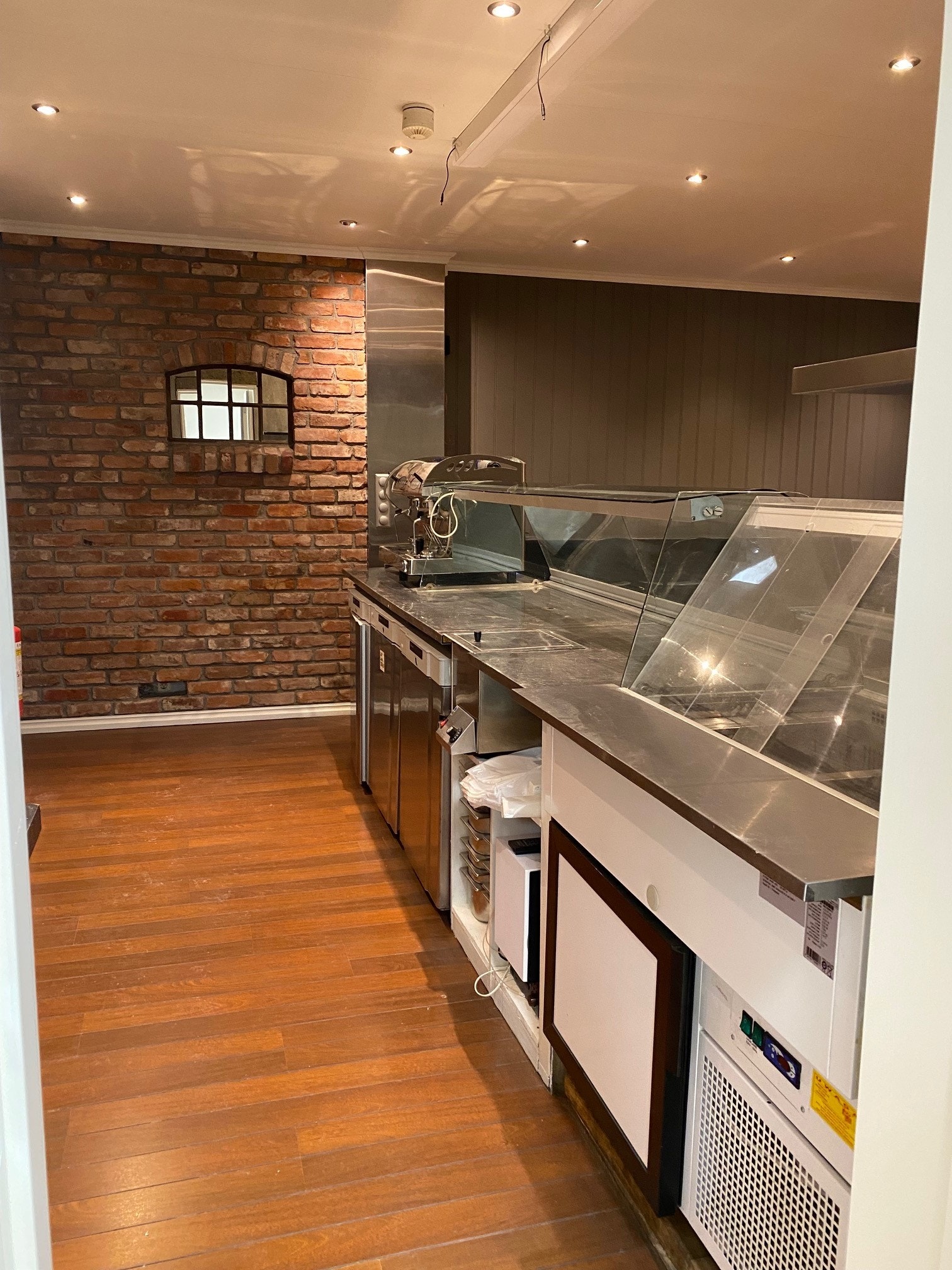 Slik det så ut med kafedisk når det var kafe. Dette utstyret står ikke der nå. Galleribilde