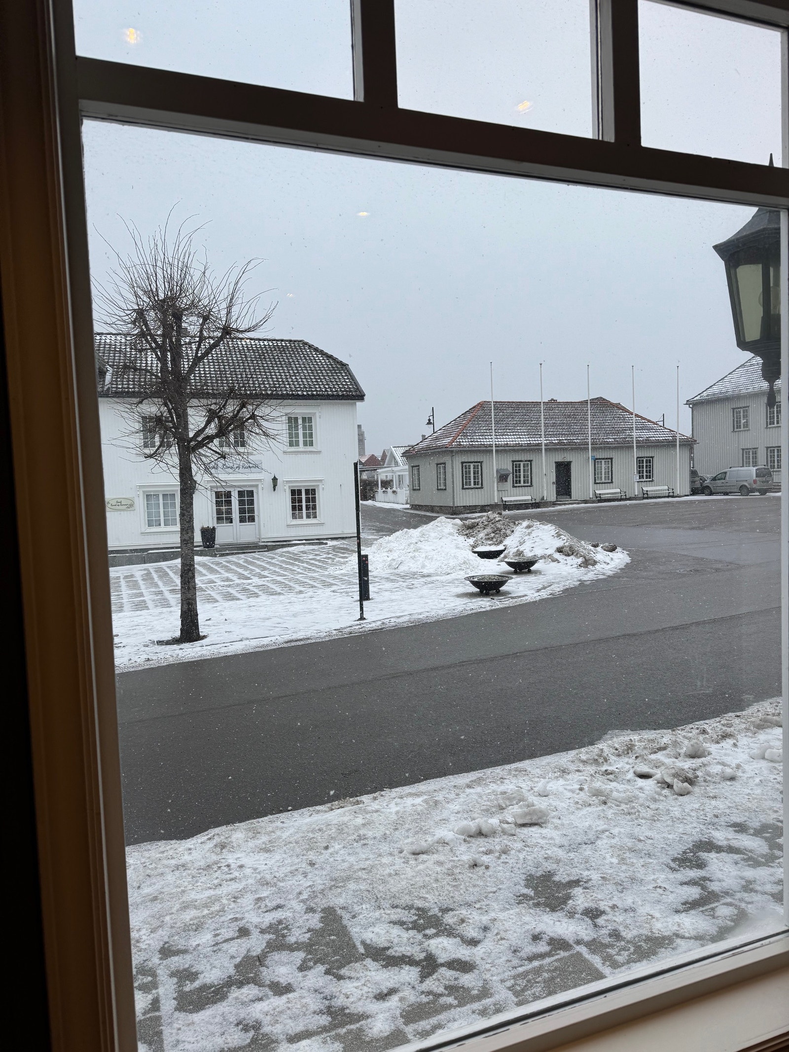 Innenfra og ut mot Torget og Bussholdeplassen/Taxi Galleribilde