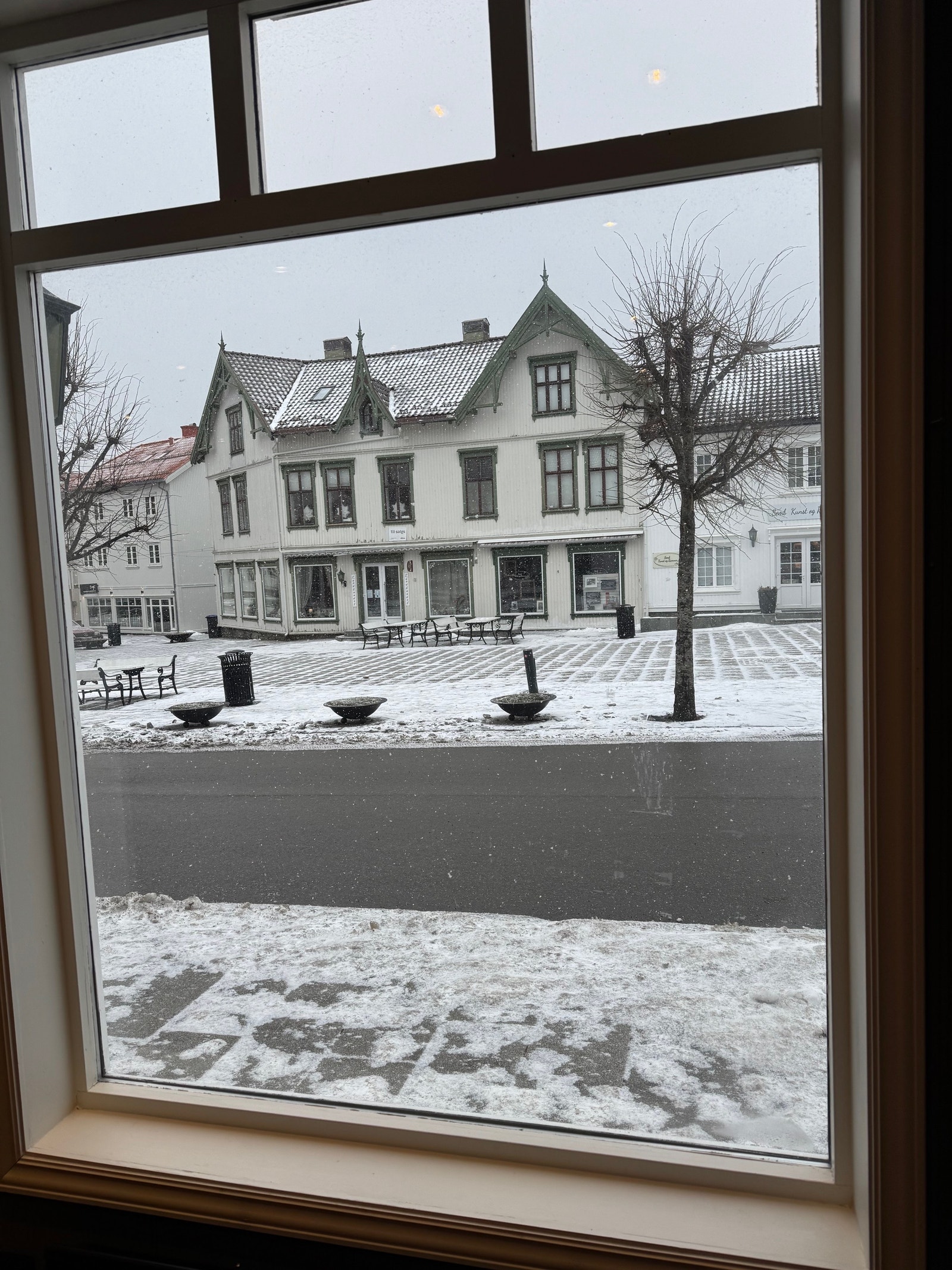 Innenfra og ut mot torget Galleribilde