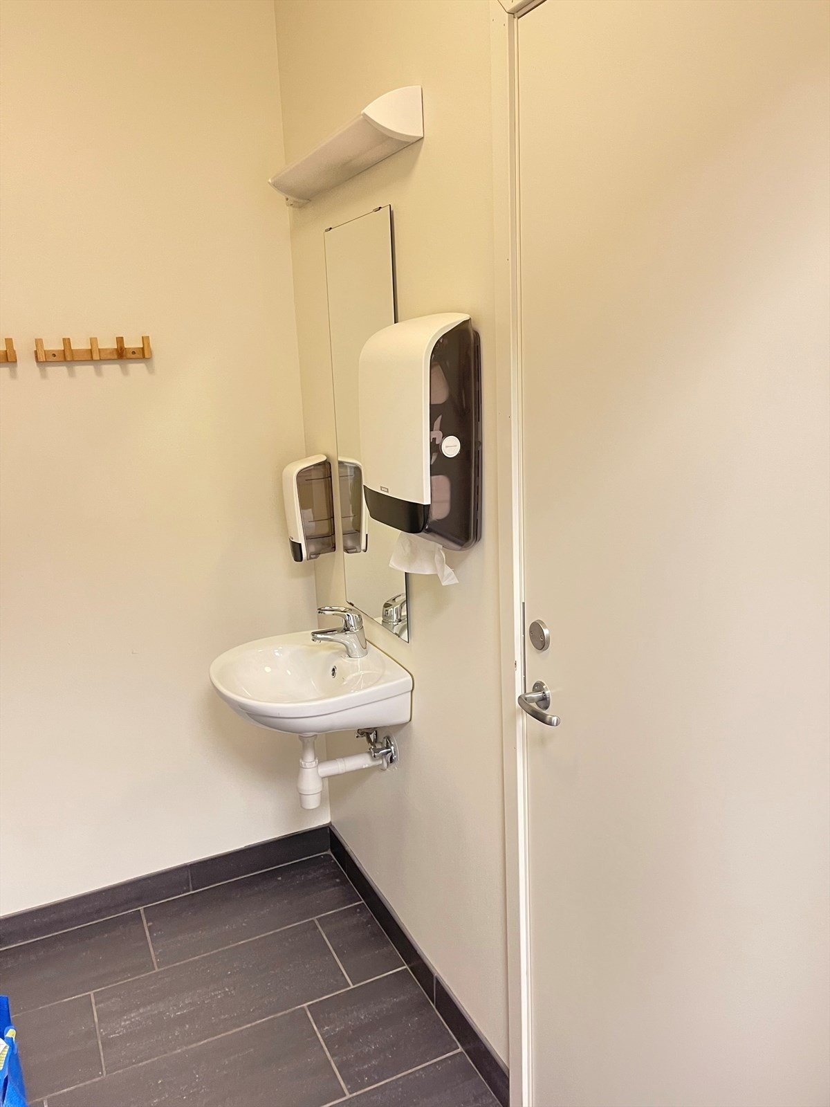 Garderobe v / dusj Galleribilde