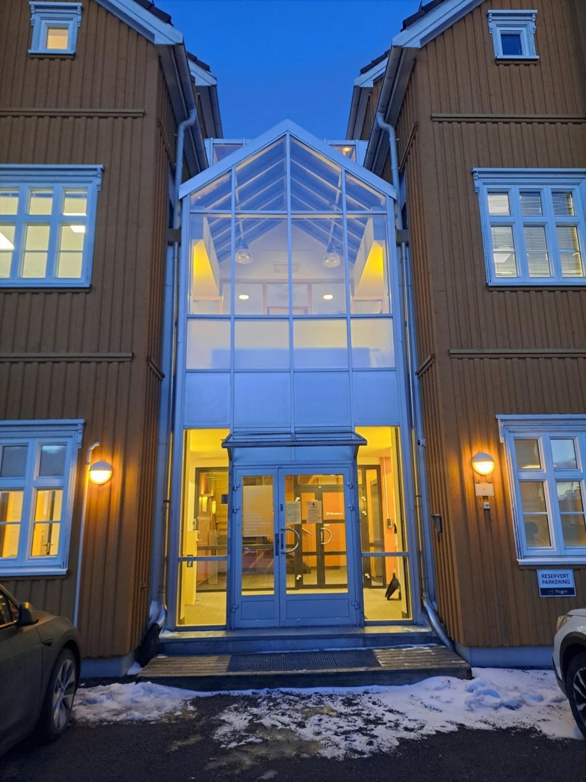 Inngangsparti "by night" Galleribilde