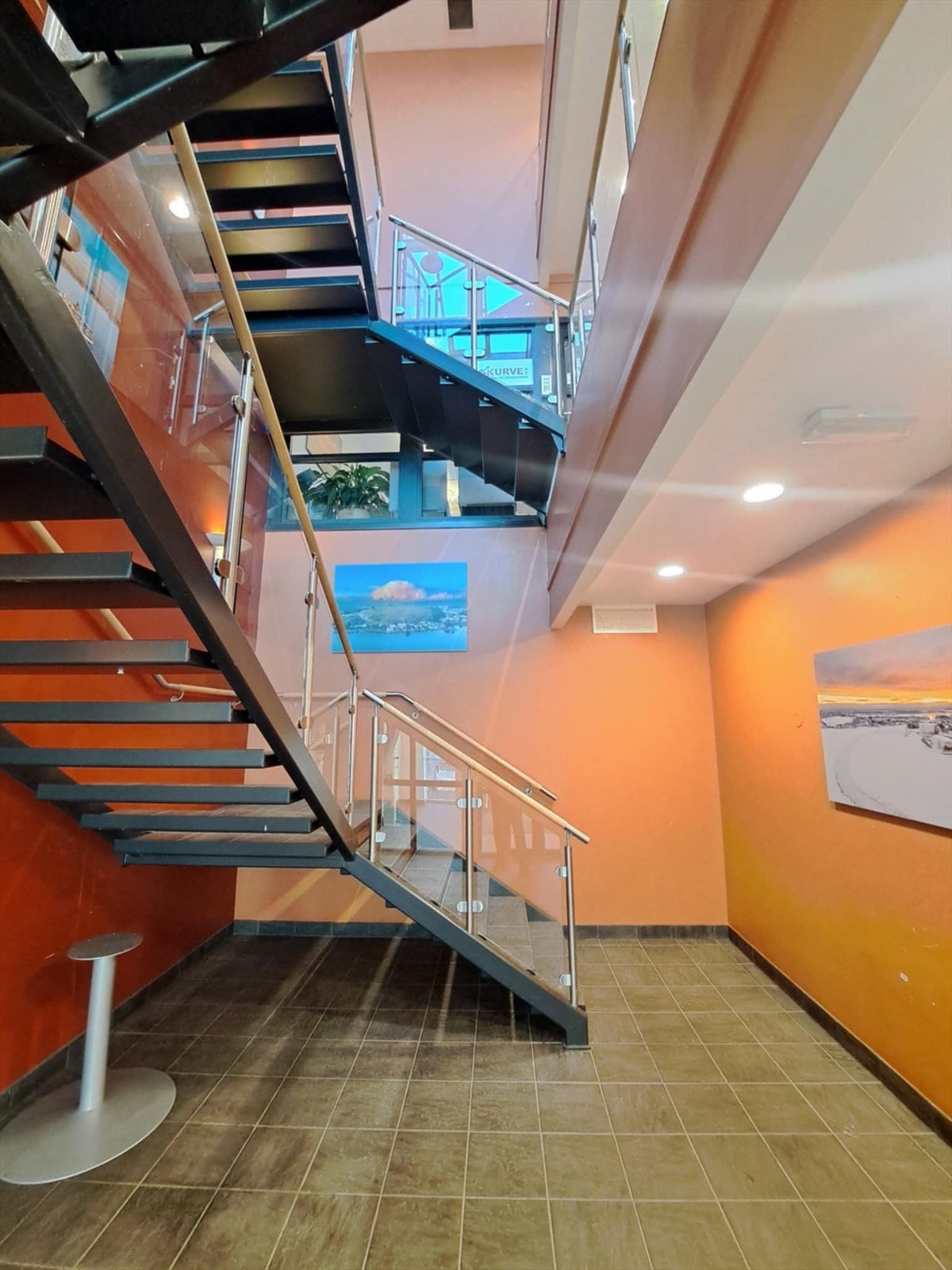 Inngangsparti 1. etg bygg B Galleribilde