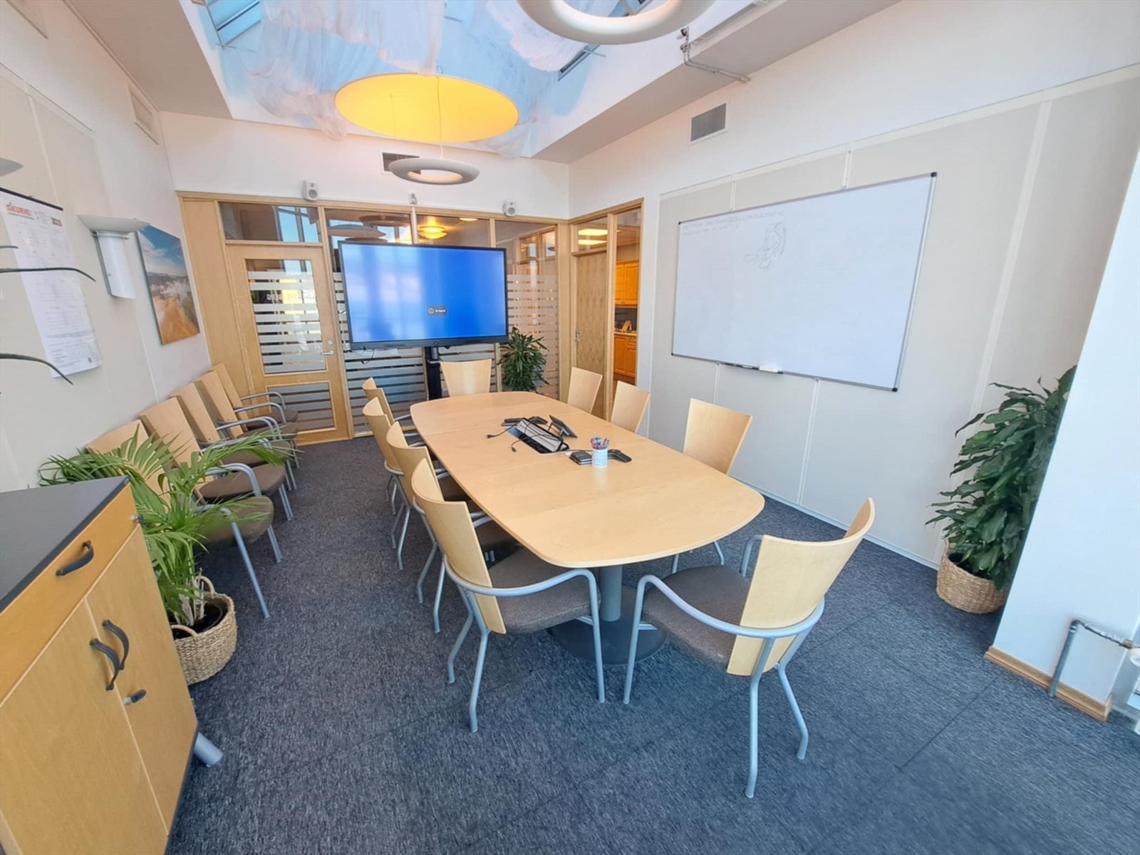 Møterom i 2. etg med whiteboard og TV skjerm Galleribilde