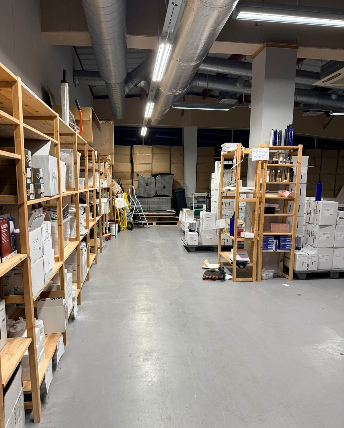 Lagerdelen i lokalet på 371 kvm BTA Galleribilde