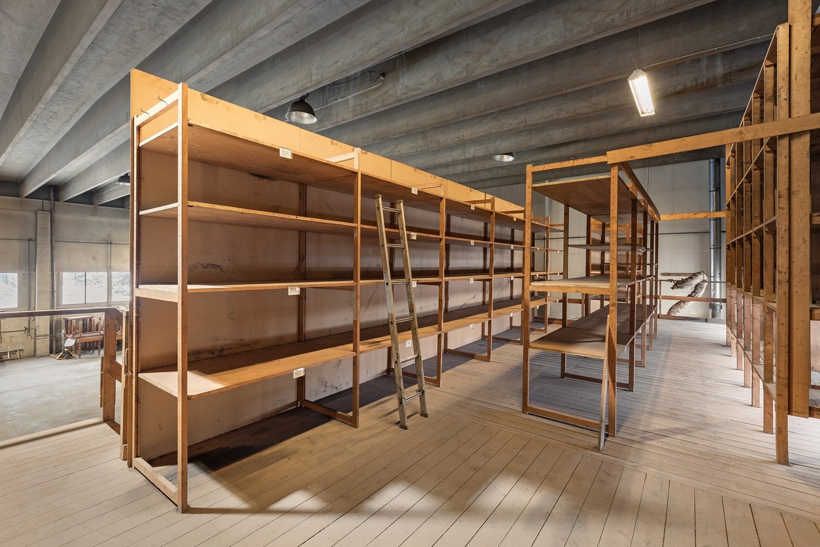 Lagerreoler i hall Galleribilde