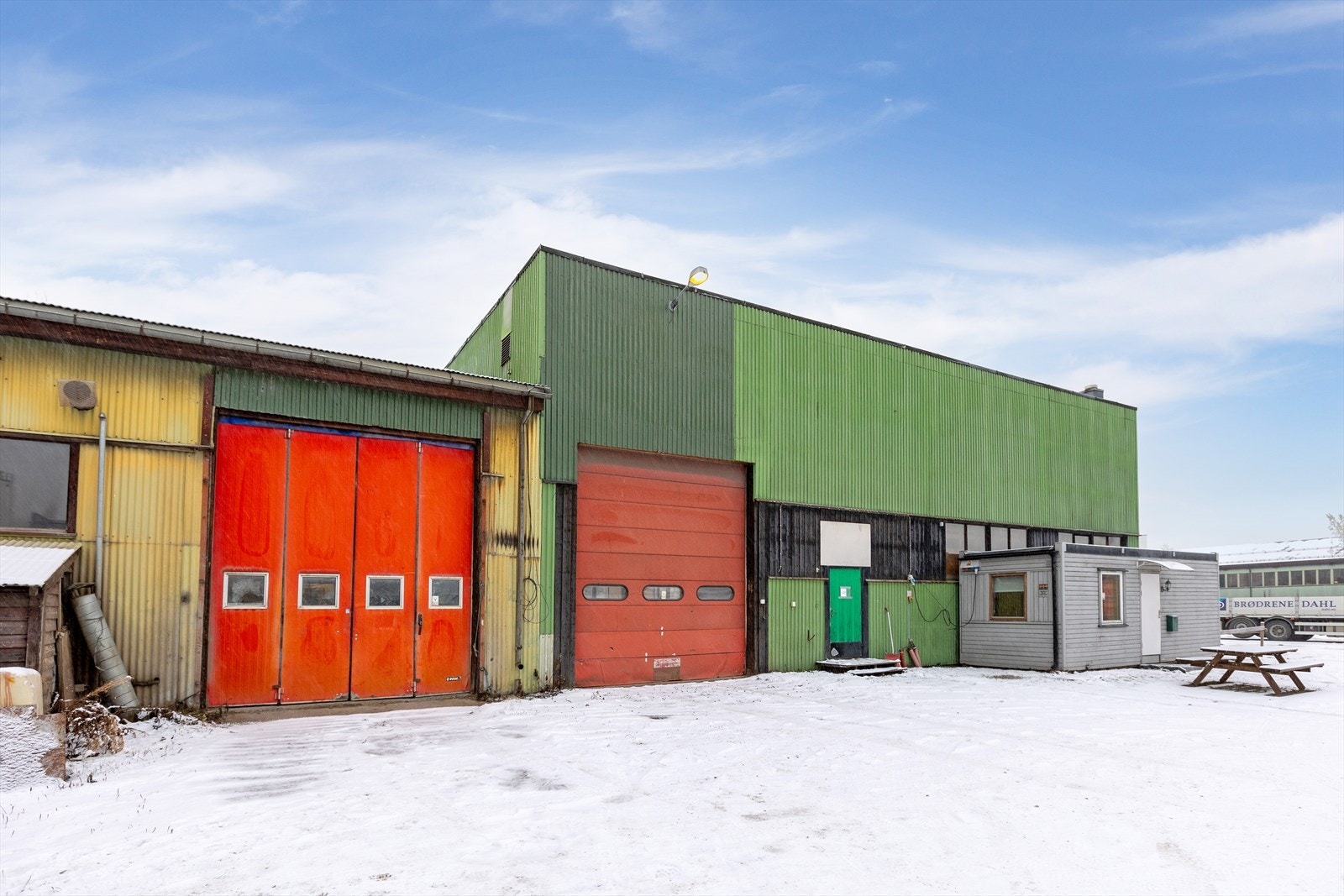 Inneholder bl.a. hall med 3 kjøreporter, vaskehall og verksted. Galleribilde