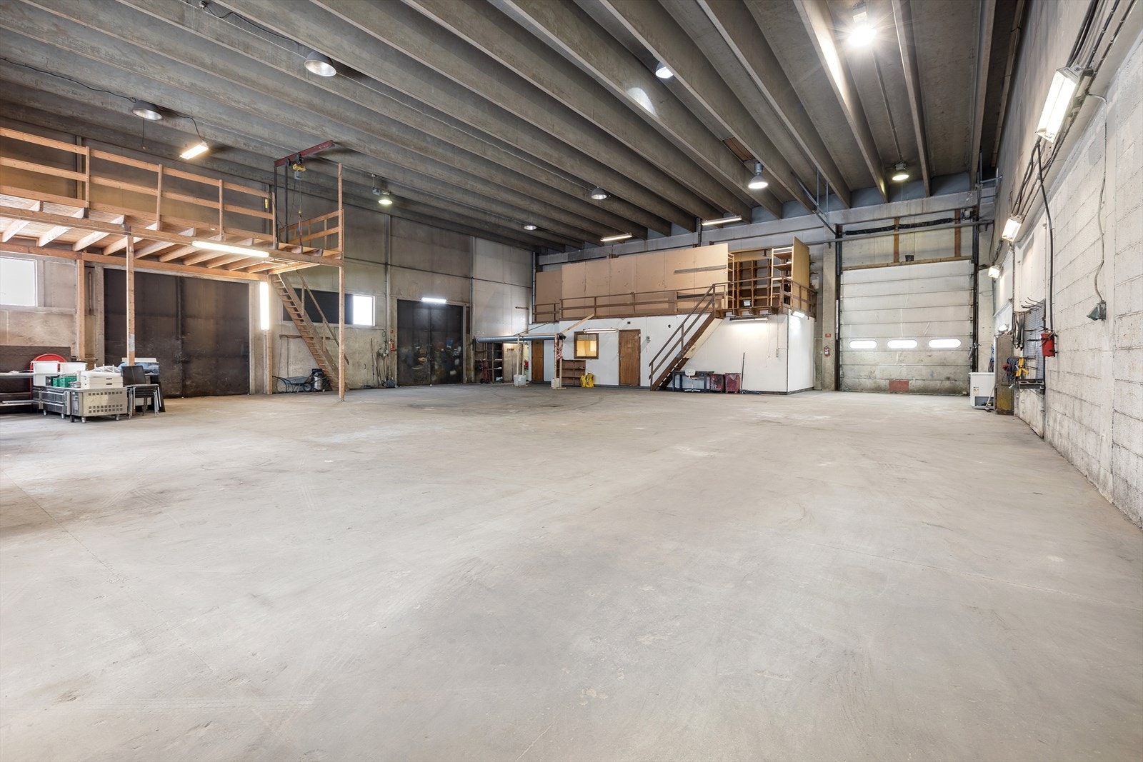 Hall i hovedbygg med 3 kjøreporter Galleribilde