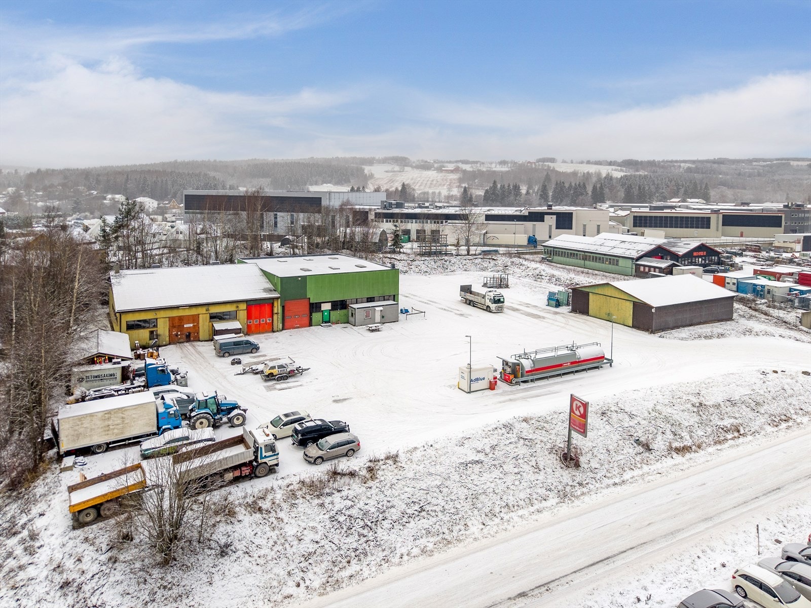 Næringseiendom med verksted/haller. Flat selveiet tomt på 10,8 mål. Eiendommen vil bli solgt/levert uten leieforhold. Galleribilde
