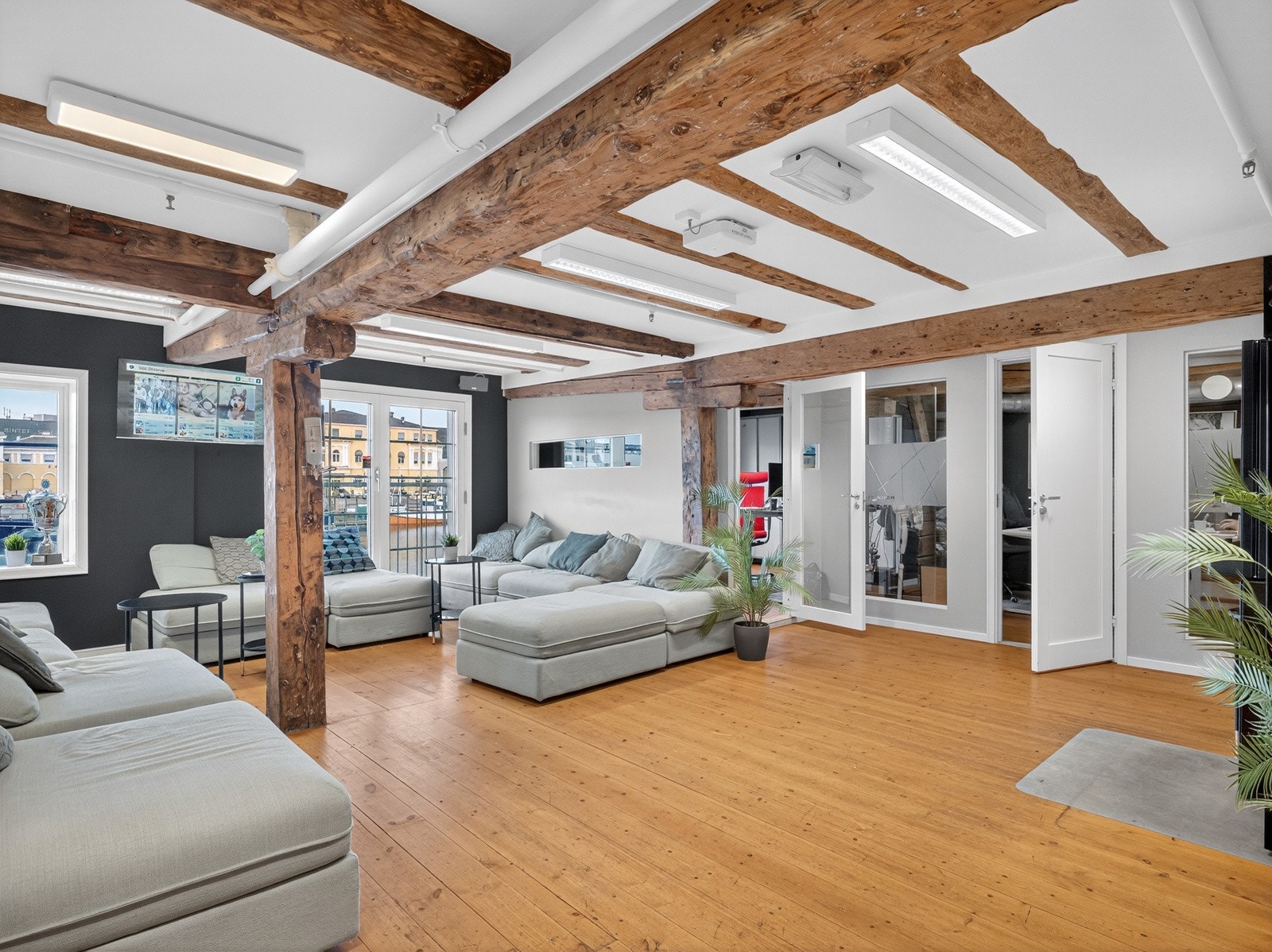 I tillegg til kontorareal kan seksjonen by på fire møterom, to kjøkken og 3 toalett. Galleribilde