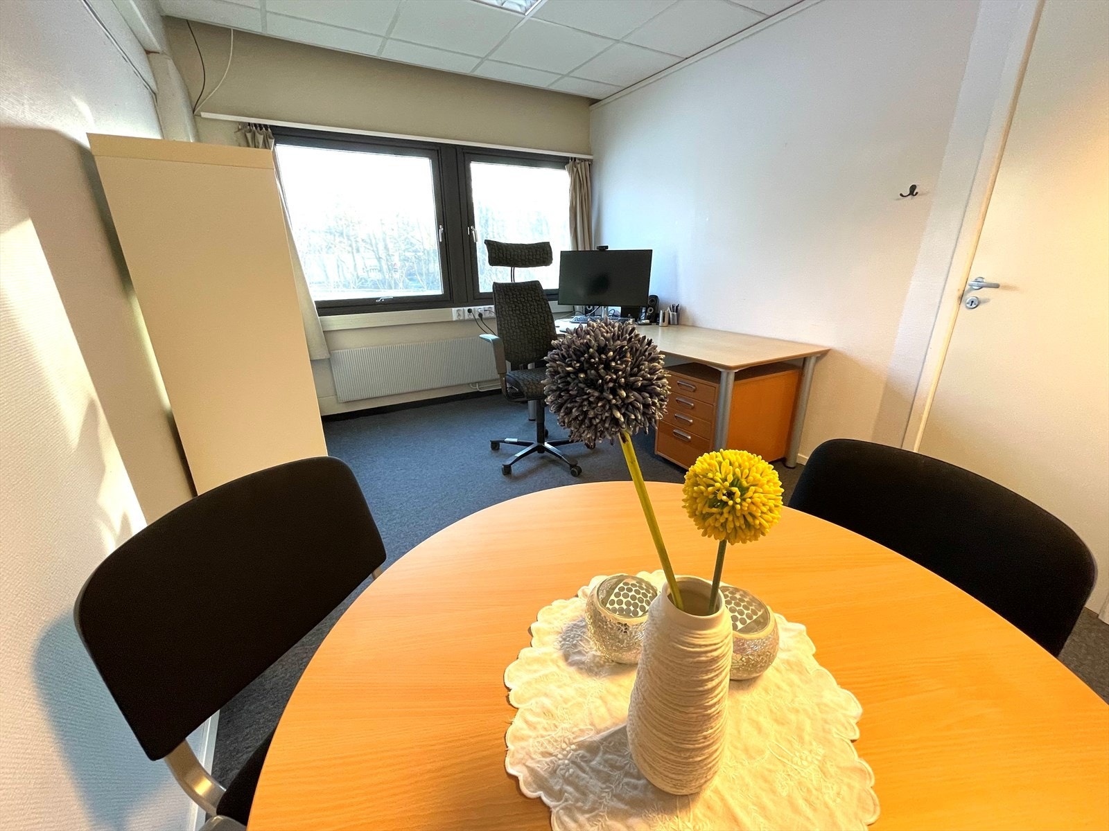 Større cellekontor med lite møtebord Galleribilde