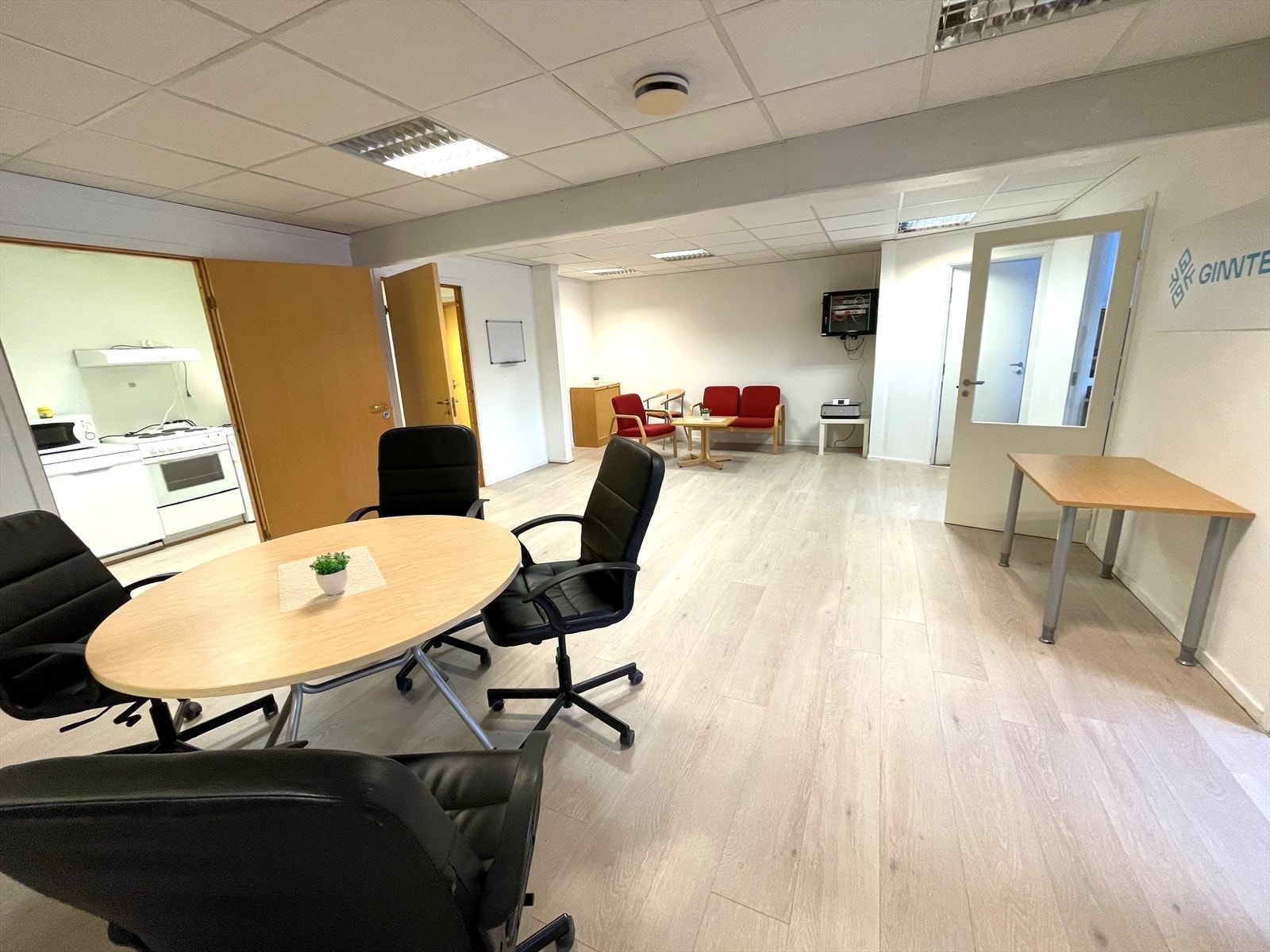 Åpent areal med 4 cellekontor, møterom, kjøkken og toalett med dusj. Galleribilde