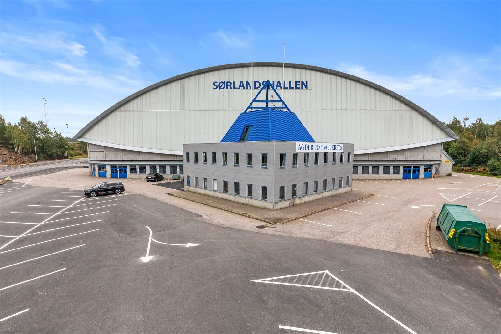 Stor parkeringsplass. Galleribilde