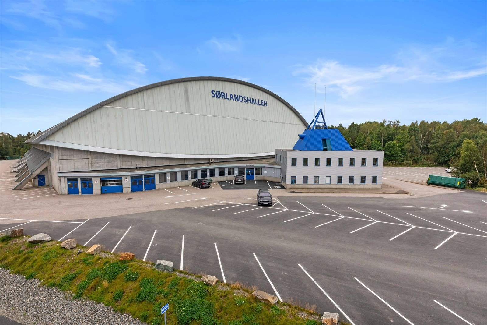 Godt beliggende på Sørlandsparken rett ved siden av Sørlandshallen og Dyreparken. Galleribilde