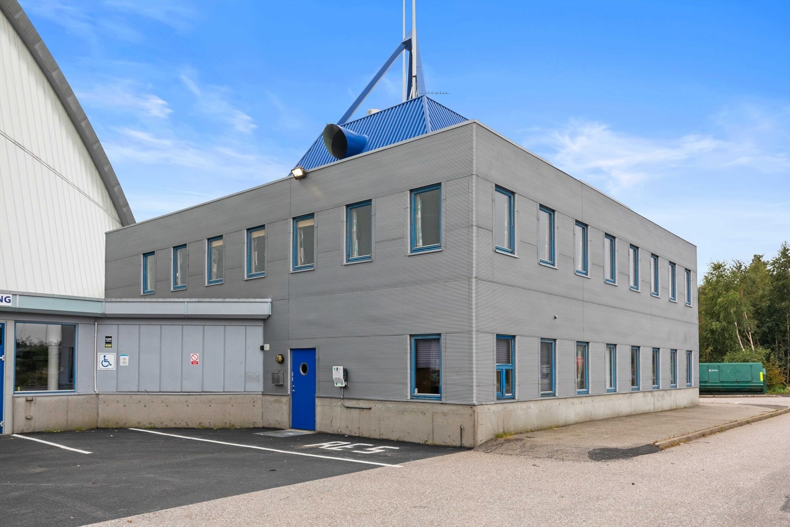 Enkel adkomst fra E18. Ca, 15 min kjøring til Kr.sand sentrum. Rett ved Dyreparken. Galleribilde