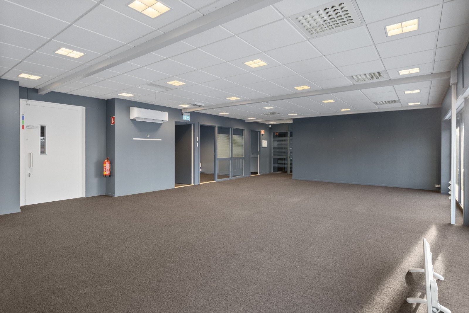 Bakre del av åpent areal. Møterom bak arealet Galleribilde