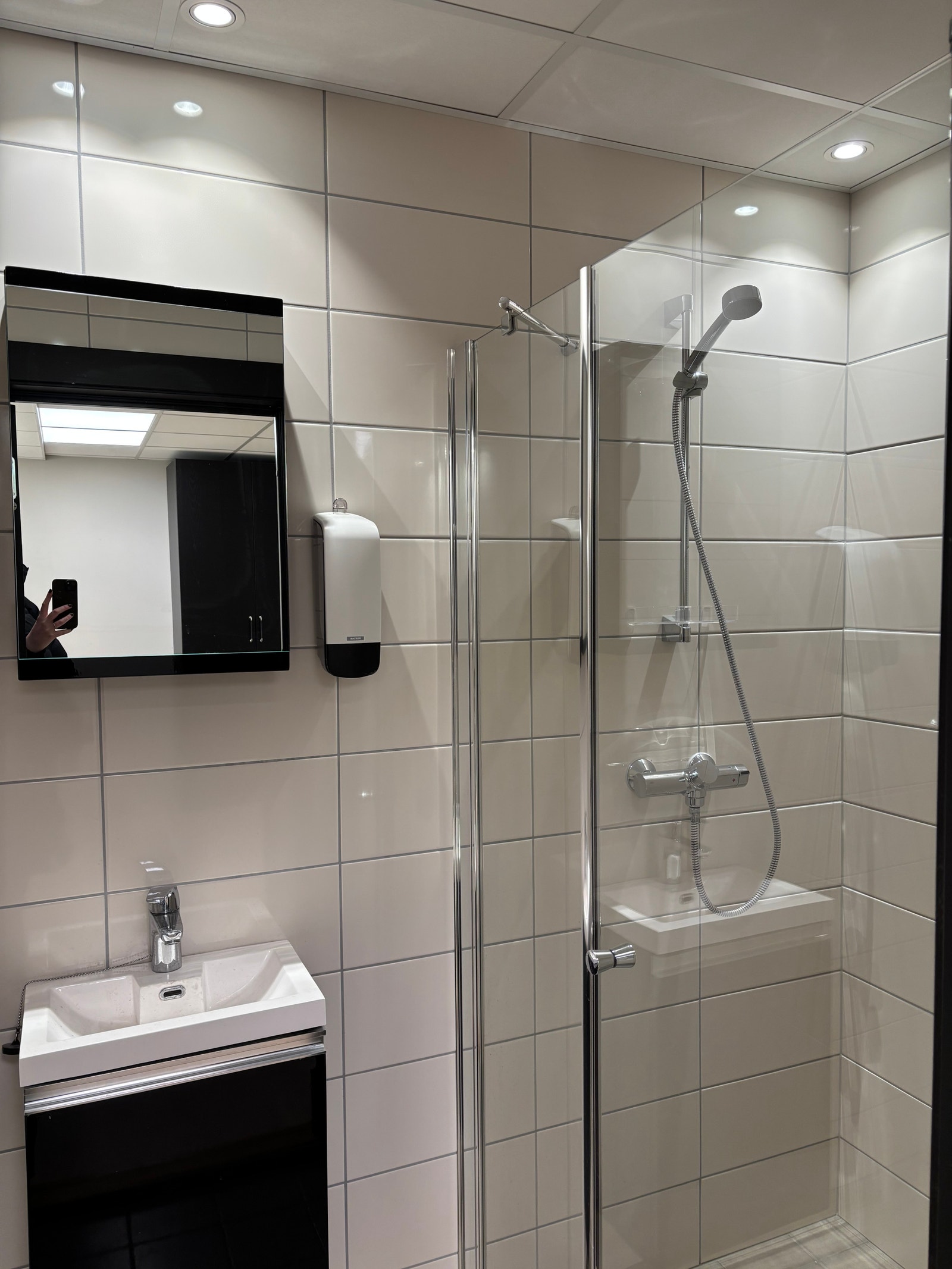 Dusj på det ene badet Galleribilde