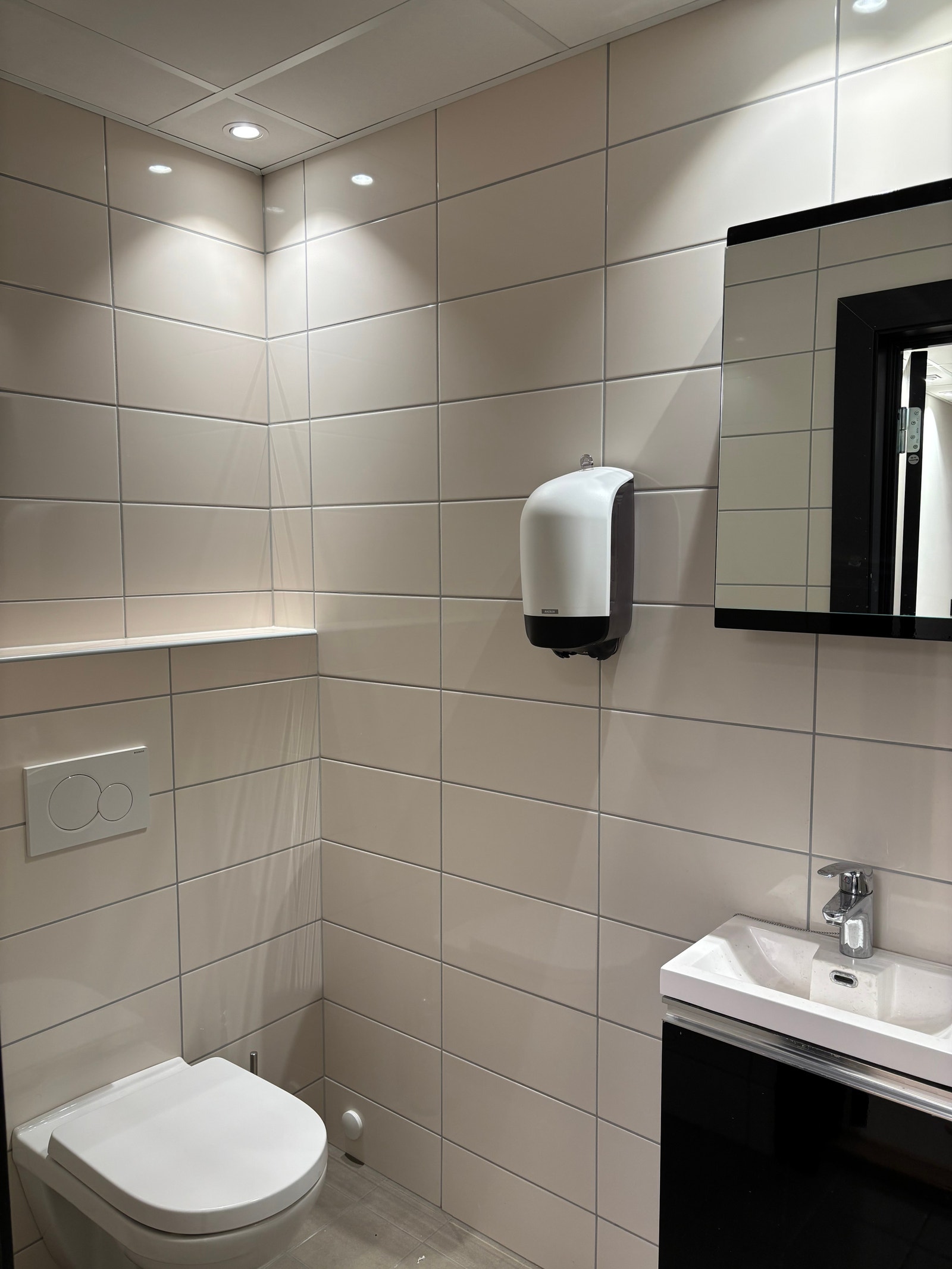 Lyst og trivelig bad. Er dame og herre toalett Galleribilde