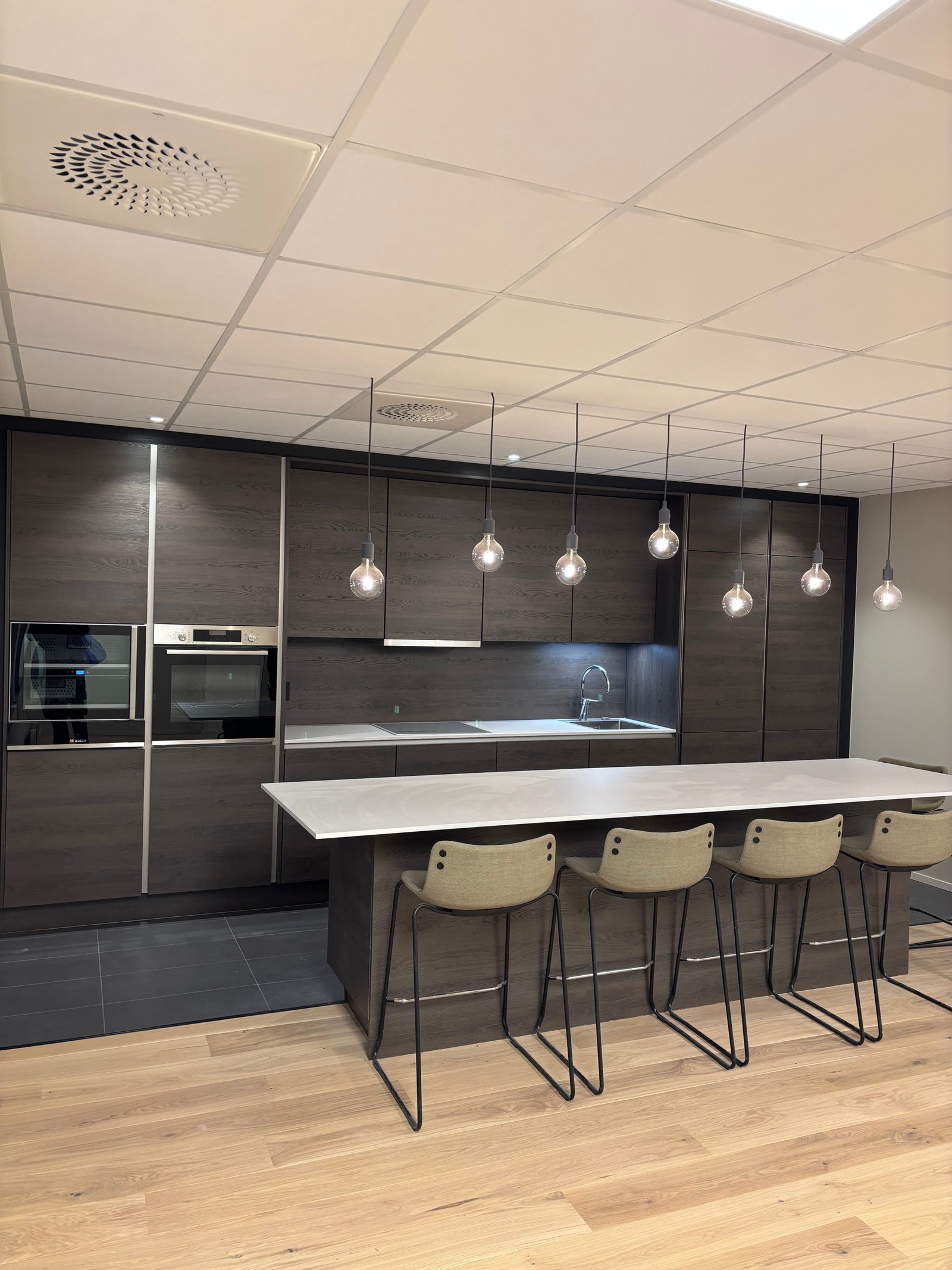 Stort og moderne kjøkken med mulighet for sosial sone og kjøkkenbord Galleribilde