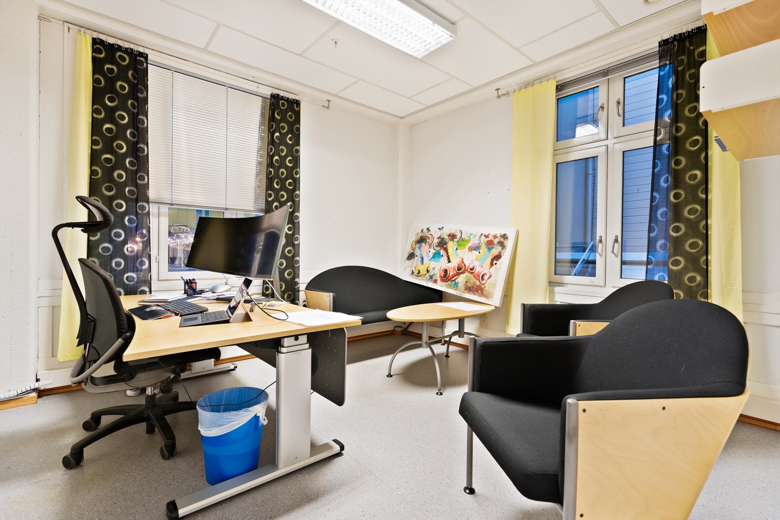 Cellekontorene er romslige og har plass til møtebord Galleribilde