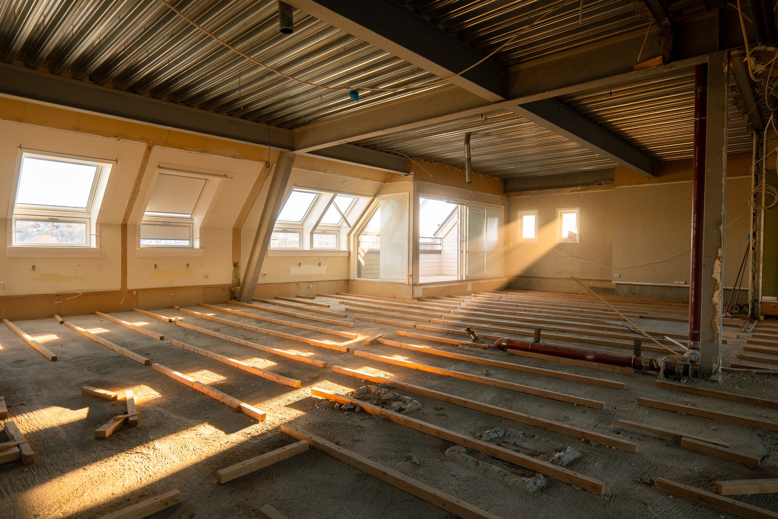 Vi har startet jobben med å renske etasjen og venter kun på rette leietaker som kan komme med sine ønsker og behov for sitt nye kontor før vi fortsetter oppussingen! Galleribilde