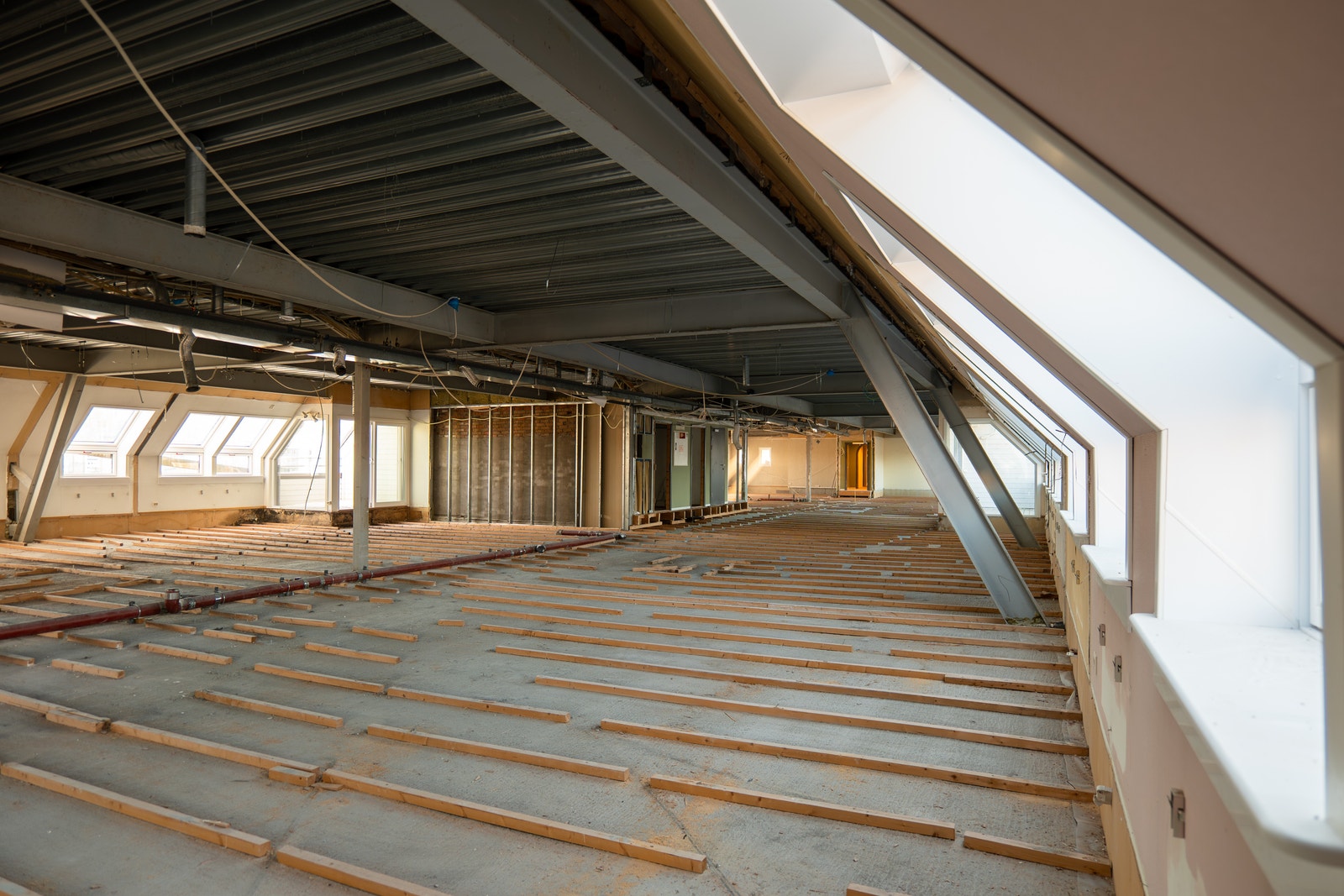 Vi har startet jobben med å renske etasjen og venter kun på rette leietaker som kan komme med sine ønsker og behov for sitt nye kontor før vi fortsetter oppussingen! Galleribilde