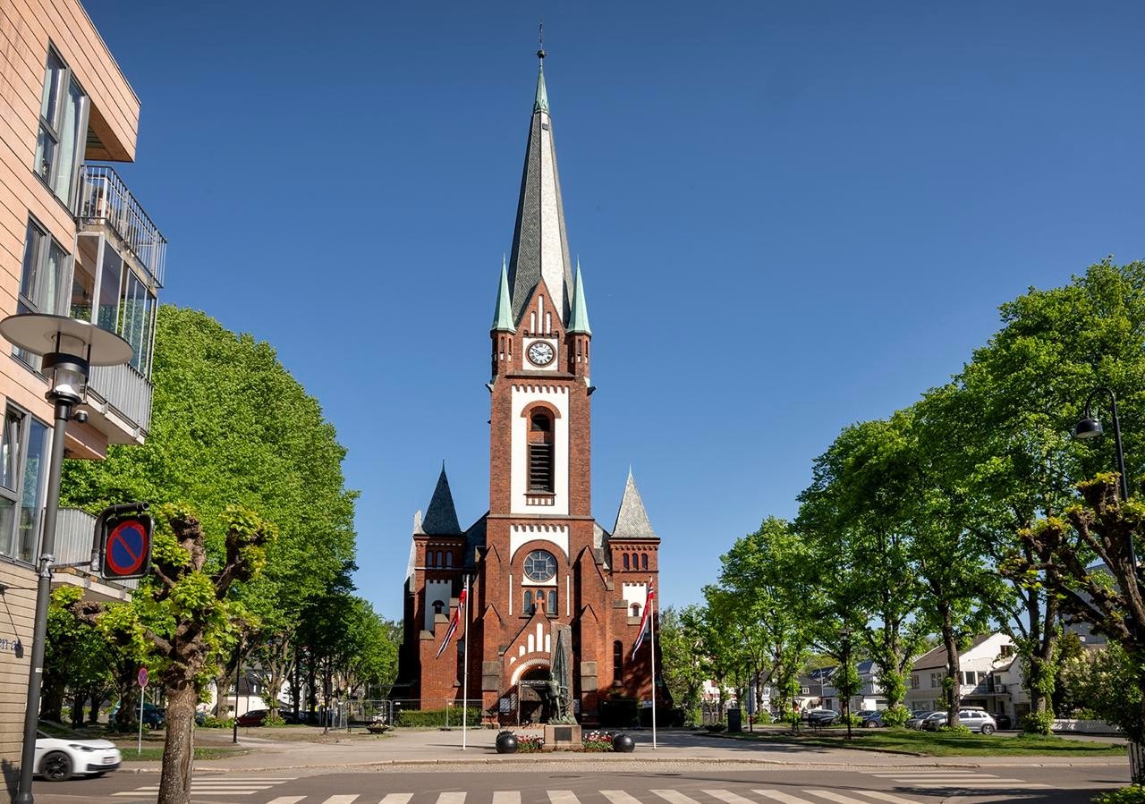 Beliggende vis a vis Sandefjord Kirke Galleribilde