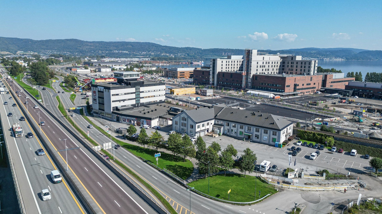 De ledige lokalene ligger i 2. etasje med utsikt mot fjorden og nytt sykehus Galleribilde
