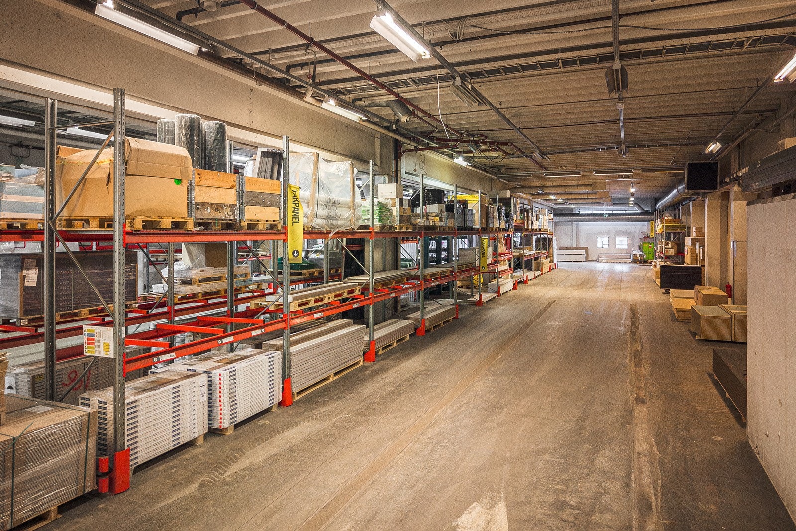 Oversiktlig, gode høyder i innvendig lagerhaller. Galleribilde