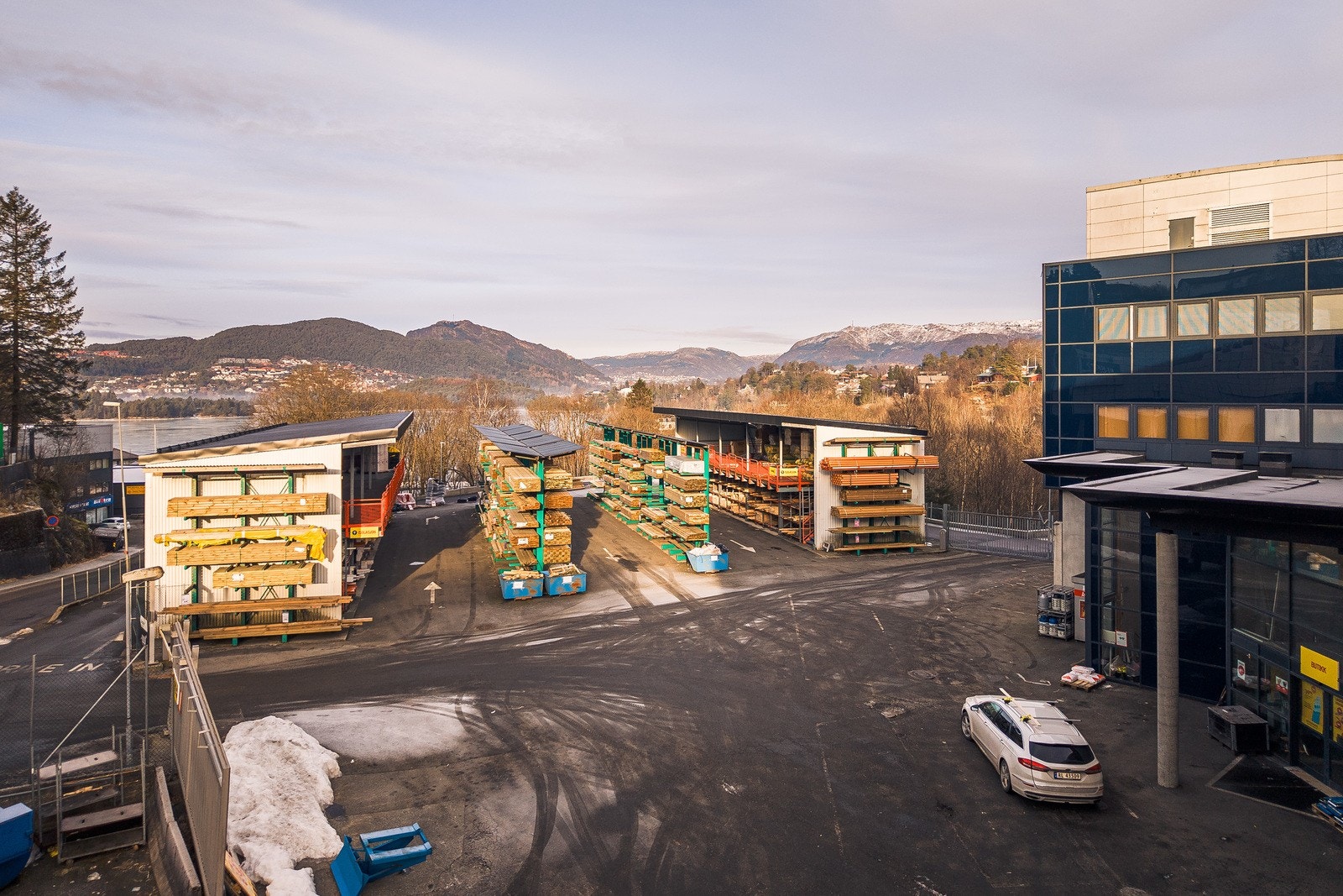 God og luftig utkjørsel fra drive - true før man betaler for varene i butikk. Galleribilde