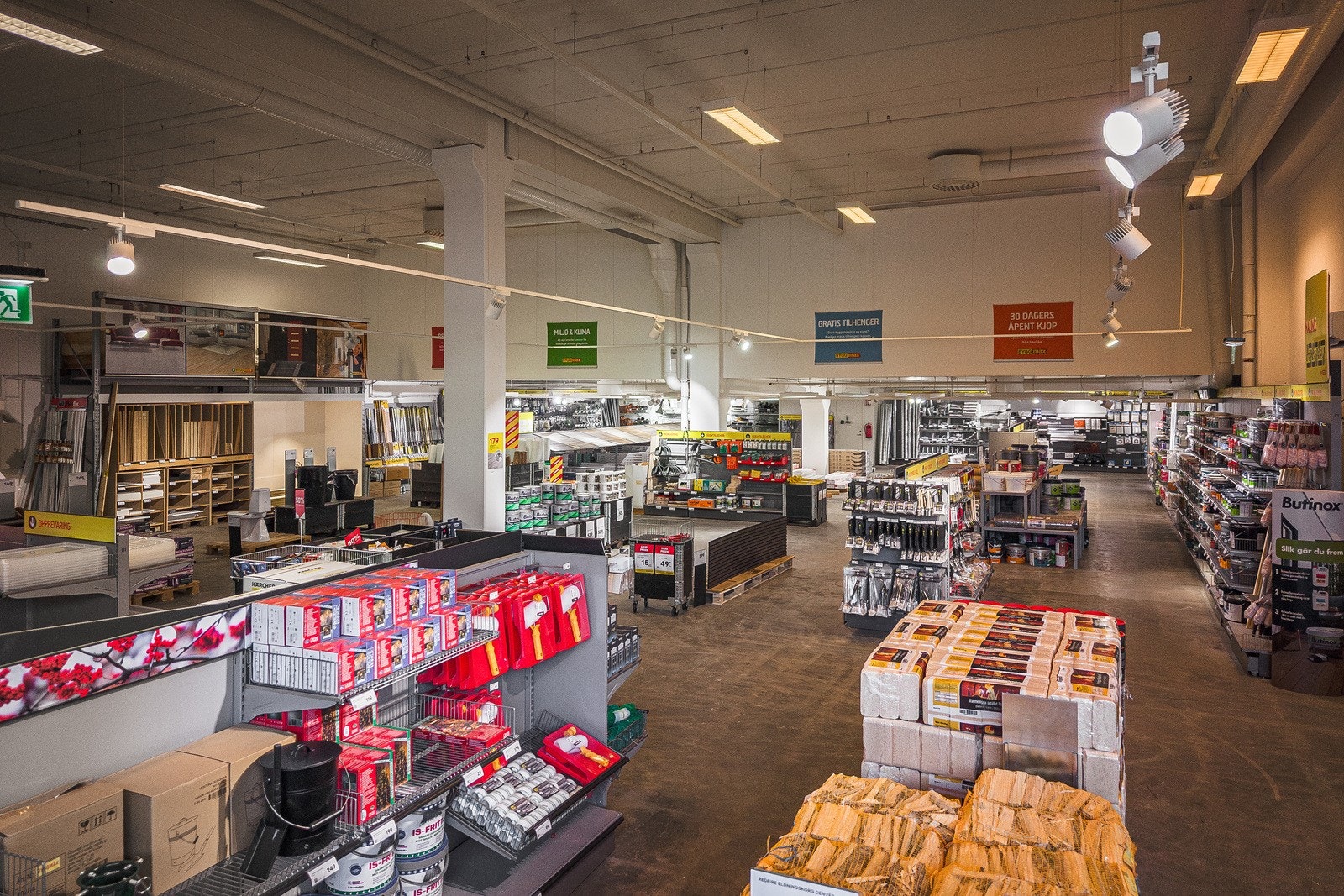 Butikken har ulike høyder, det gir fleksibilitet med tanke på varesortiment. Galleribilde