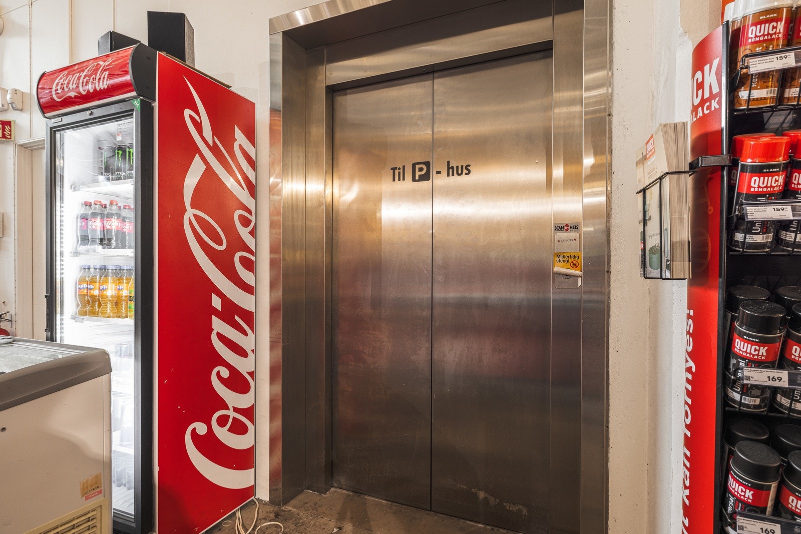 Heis med tilkomst fra parkeringskjeller. Perfekt for ansattparkering. Galleribilde