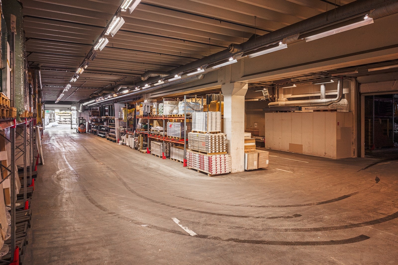 God plass til flere kunder samtidig i lagerhall. Galleribilde