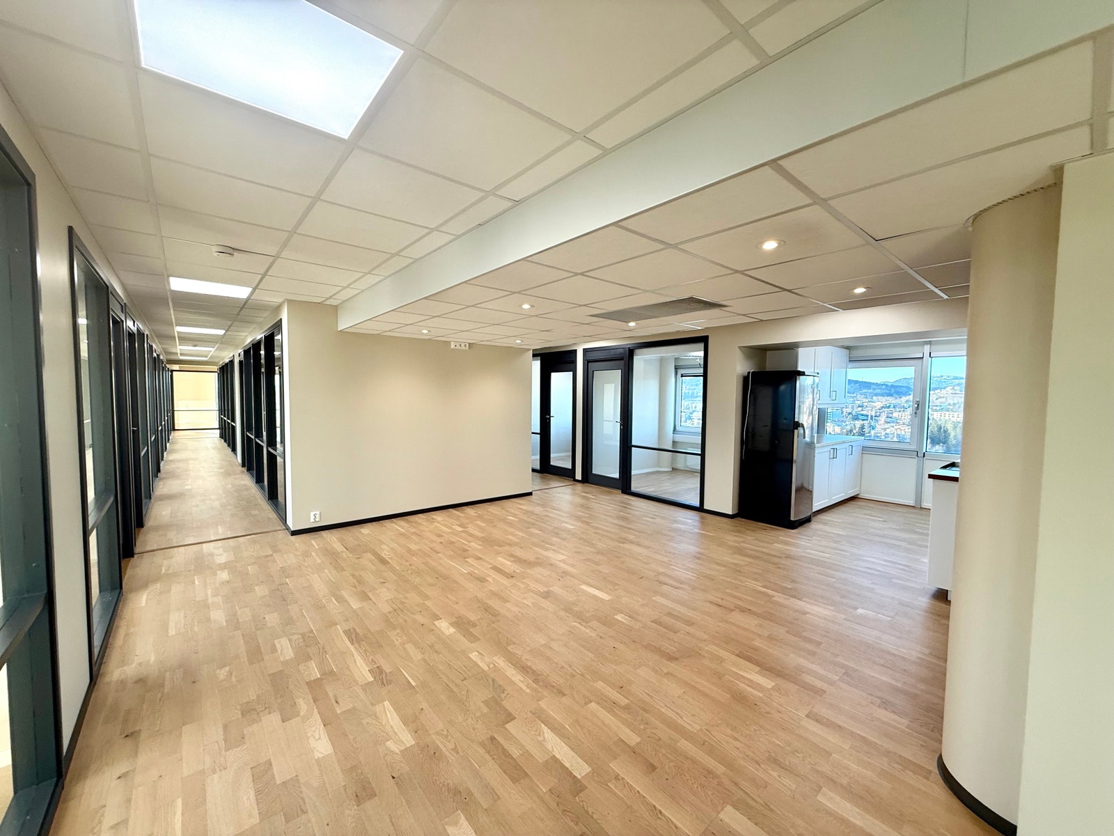 Kontorer i toppetasje: 17 kontorer, 2 møterom, kjøkken og 2 bad. Galleribilde