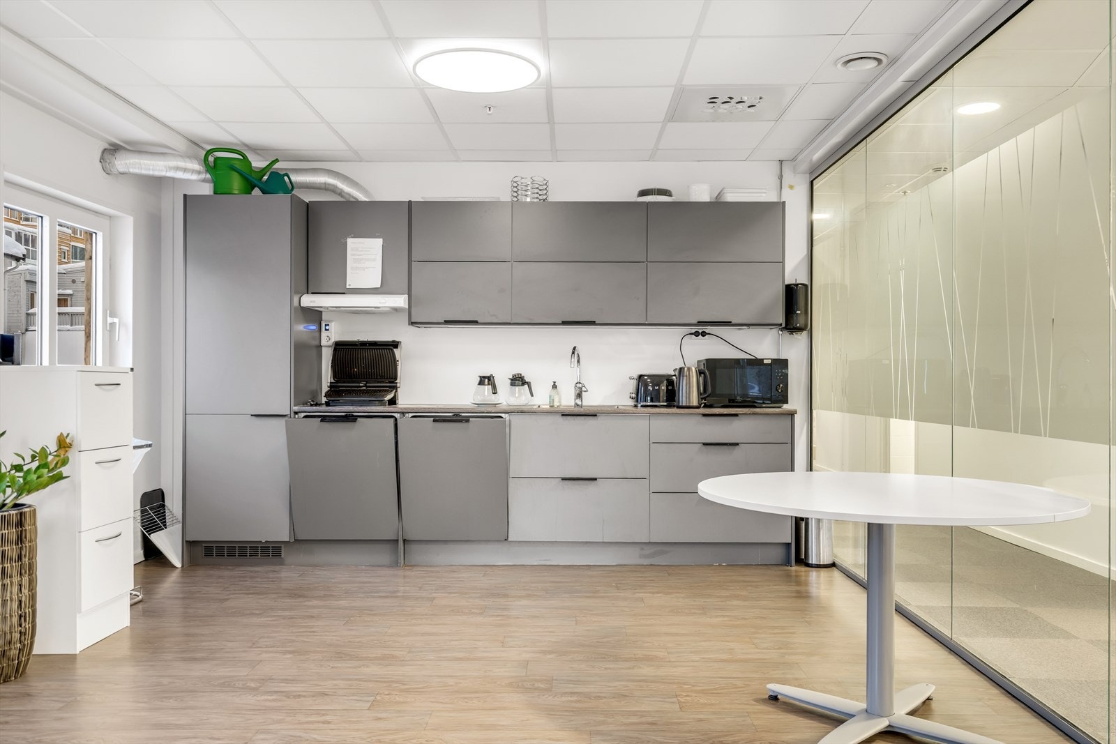 Ganske nytt kjøkken med 2 oppvaskmaskiner Galleribilde