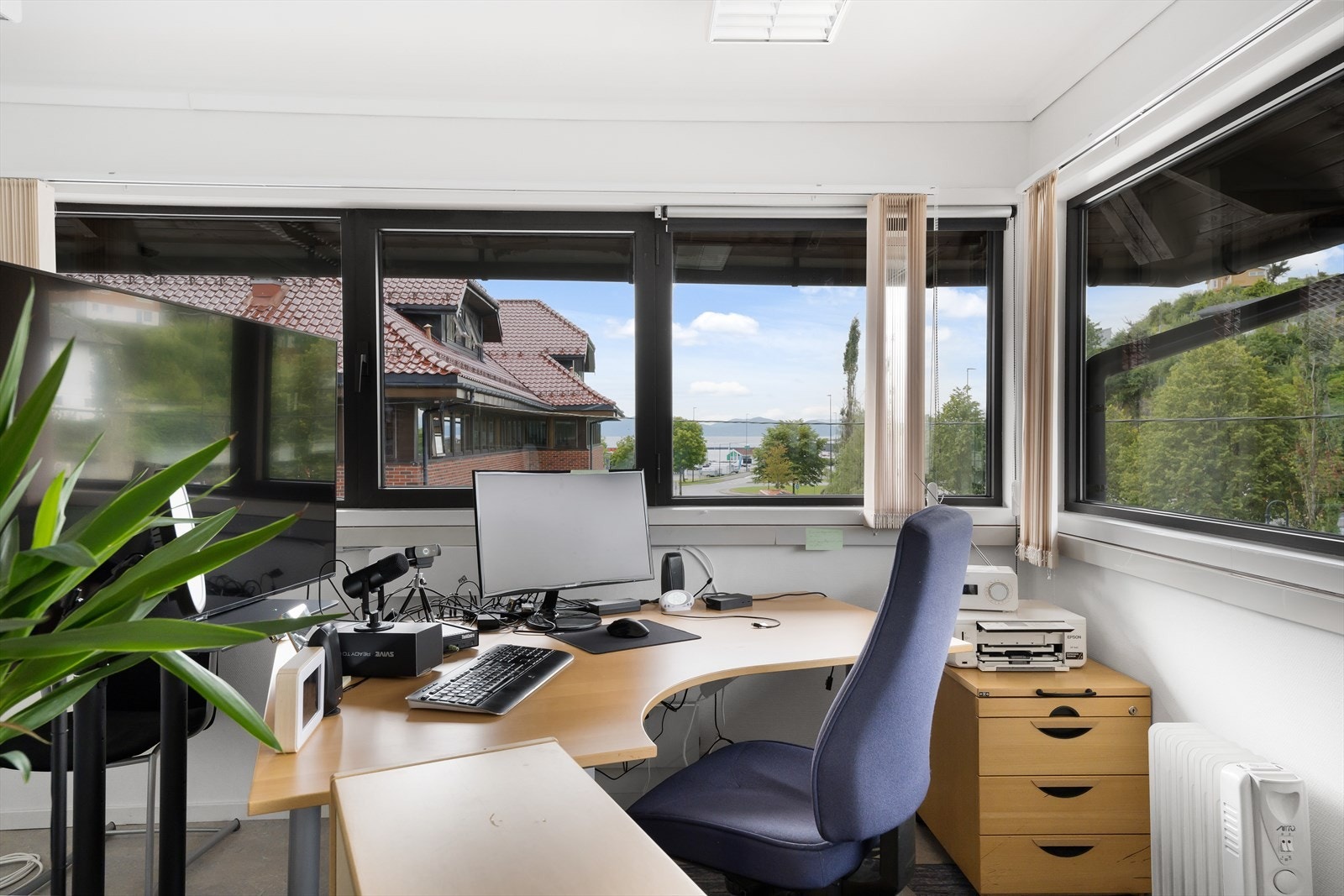Hjørnekontor med utsikt Galleribilde