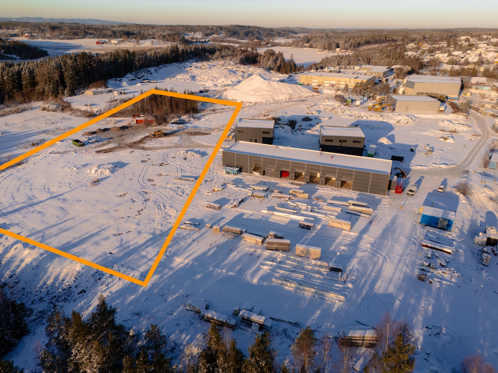 Stor og ferdig grovplanert tomt. Galleribilde