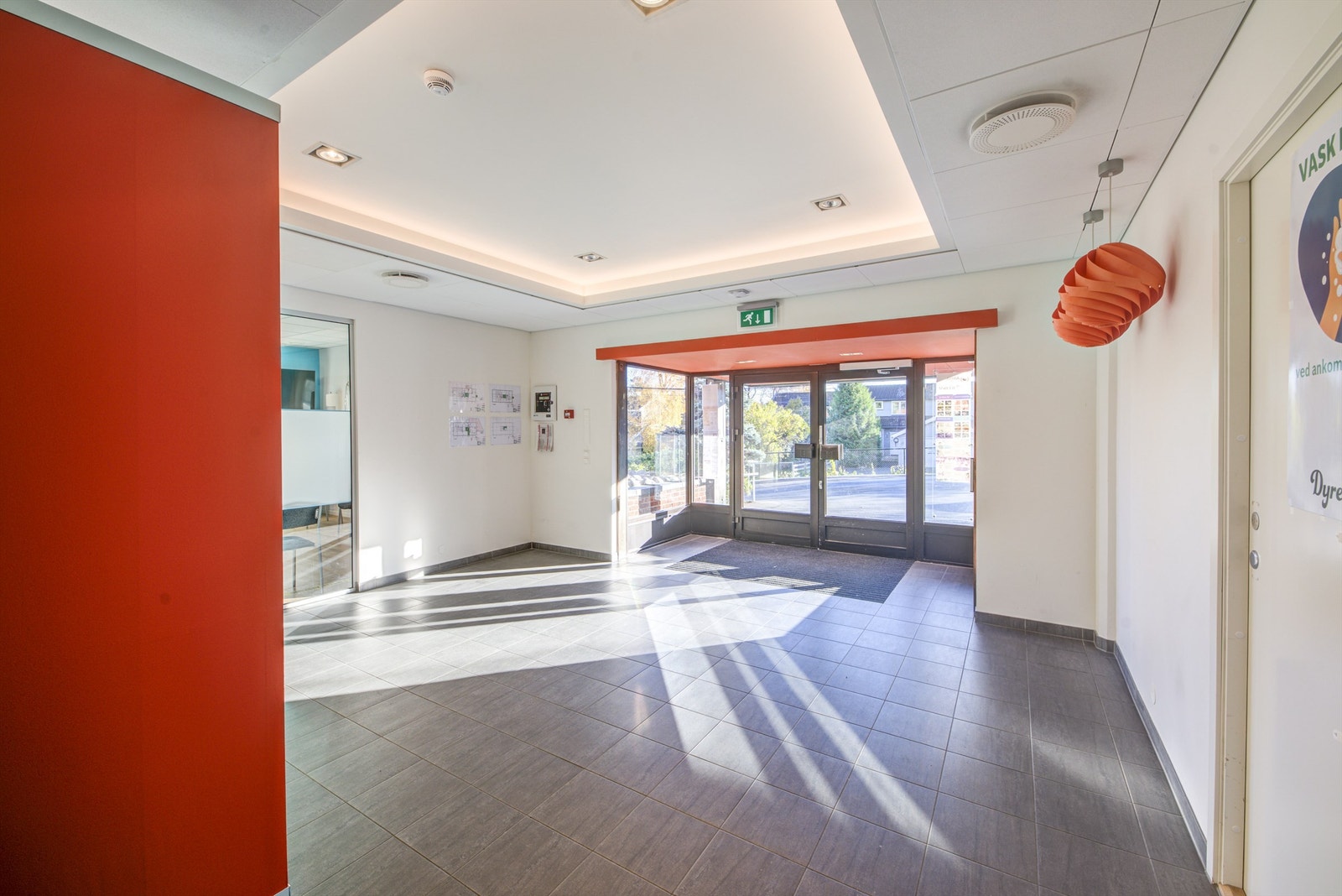 Hyggelig inngangsparti fra bakkeplan Galleribilde