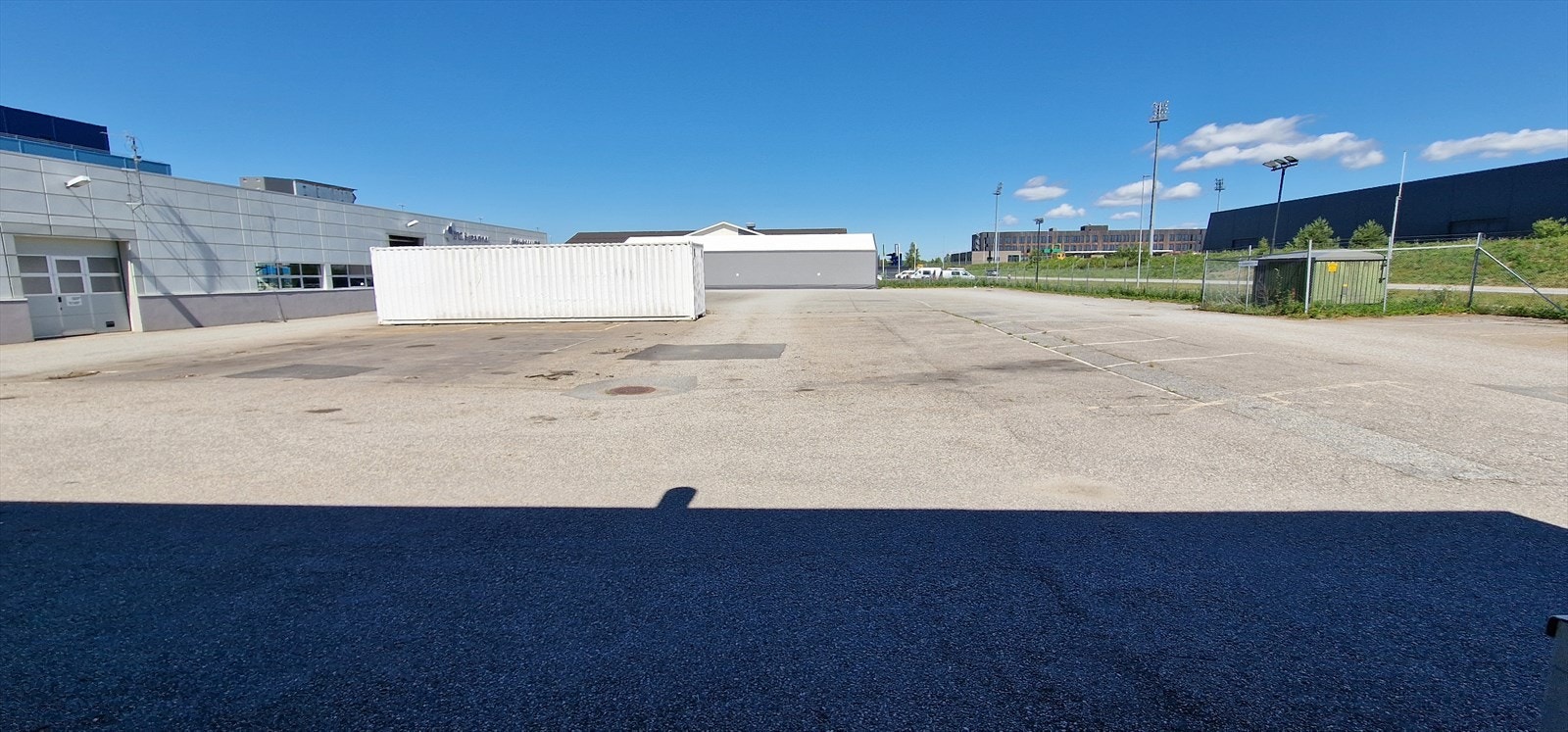 Mulighet for parkering og leie av utearealer. Galleribilde