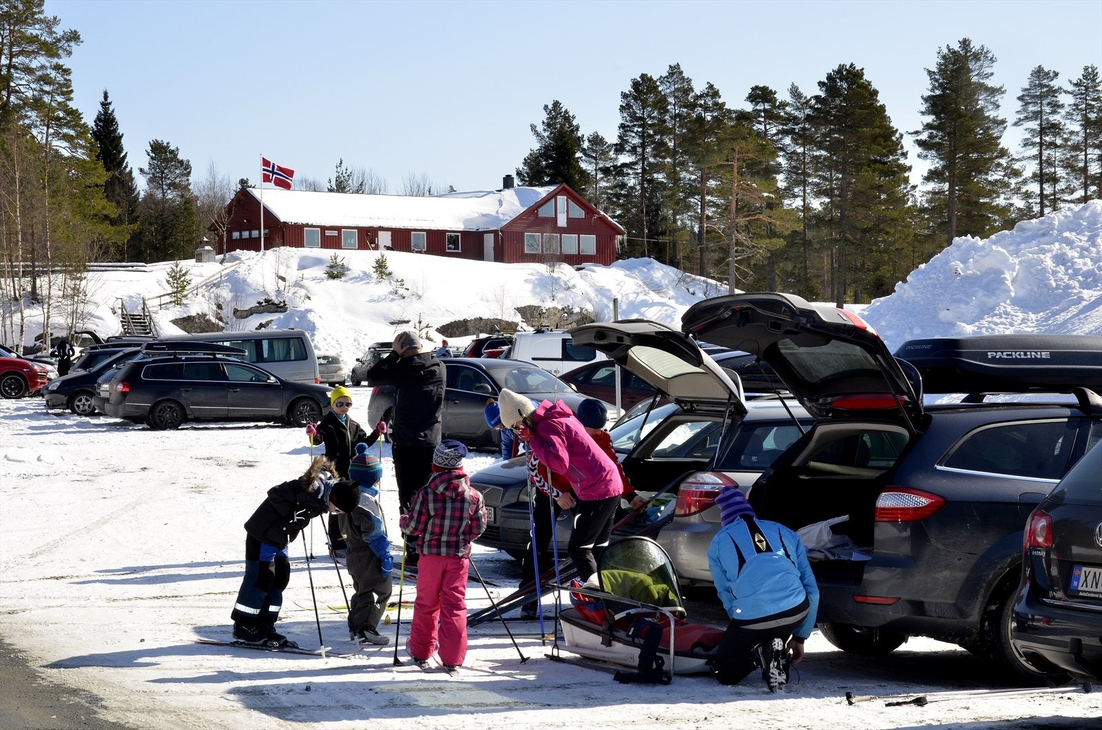 Parkeringsplass med Øynastua i bakgrunnen Galleribilde