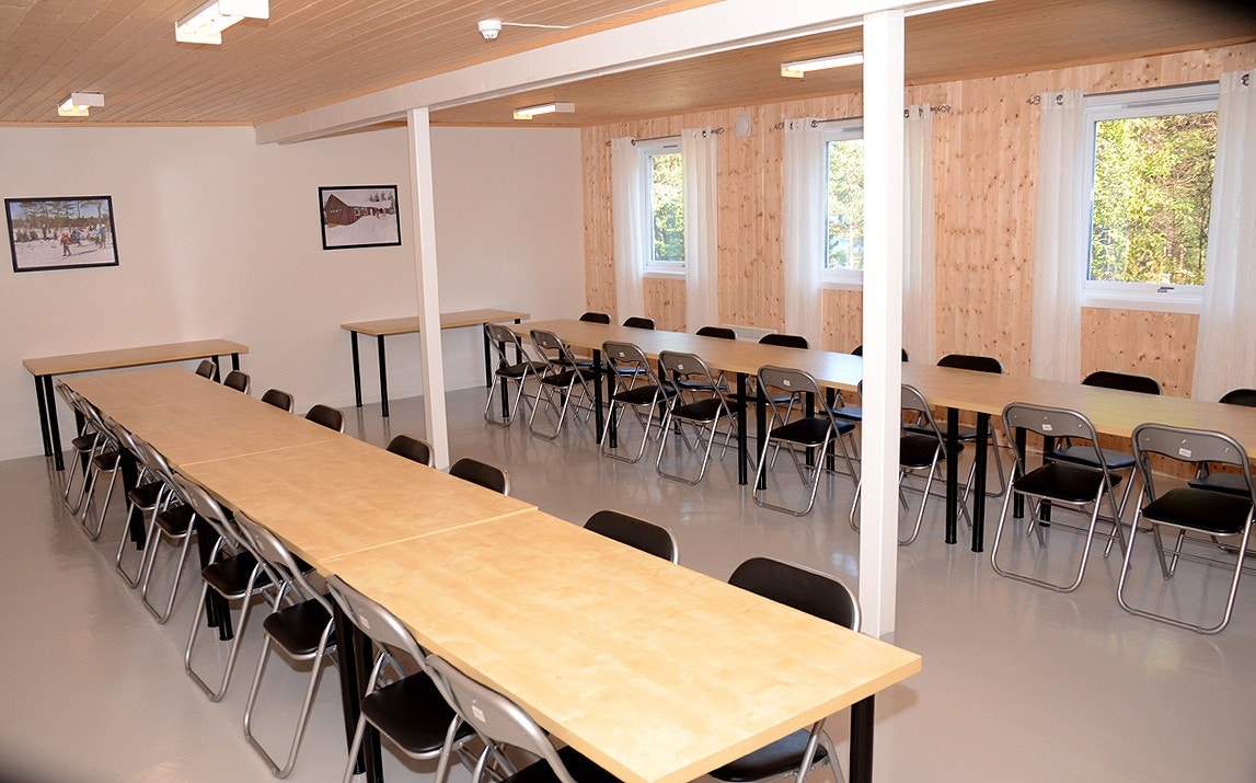 Konferanserom med tilhørende bord og stoler Galleribilde