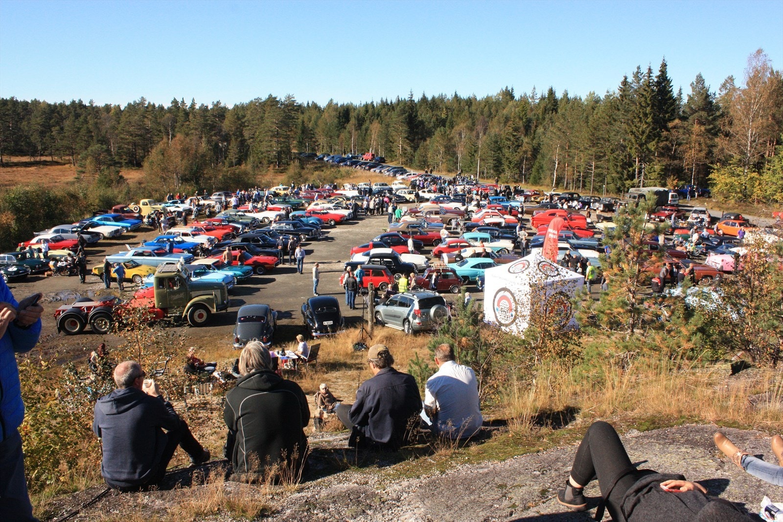 Stor parkeringsplass tilhørende Øynastua Galleribilde