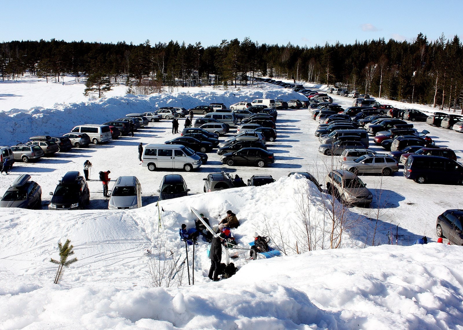 Stor parkeringsplass tilhørende Øynastua Galleribilde