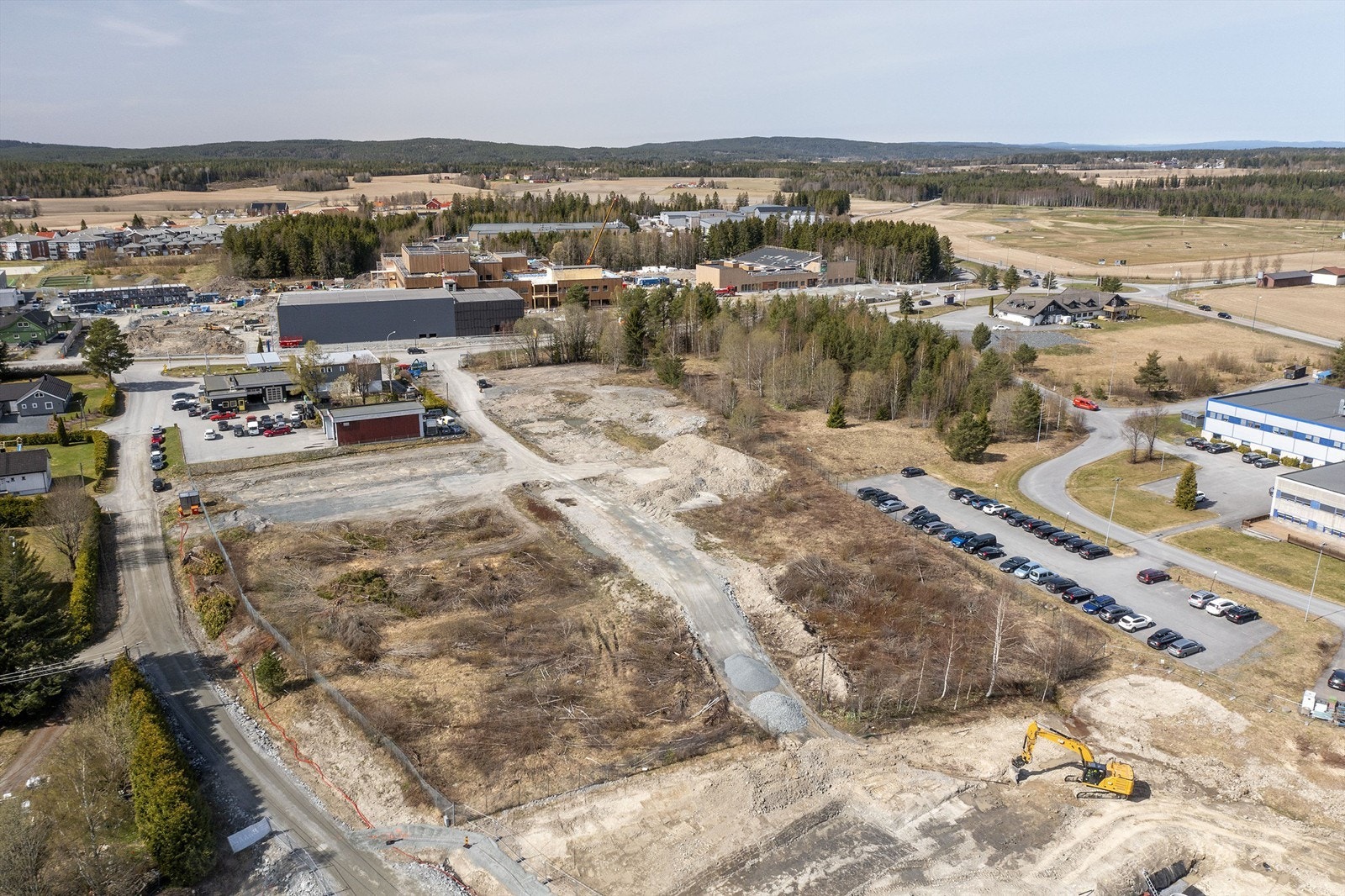 Det er etablert både bensinstasjon og Mekonomen verksted på eiendommen som p.t er i drift - resterende del av tomten består primært av naturlig vegetasjon Galleribilde