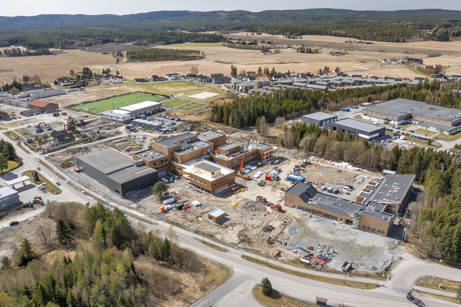 På motsatt side av Aurveien ved Aurveien 26 er det under oppføring ny barne- og ungdomsskole samt nye barnehage Galleribilde