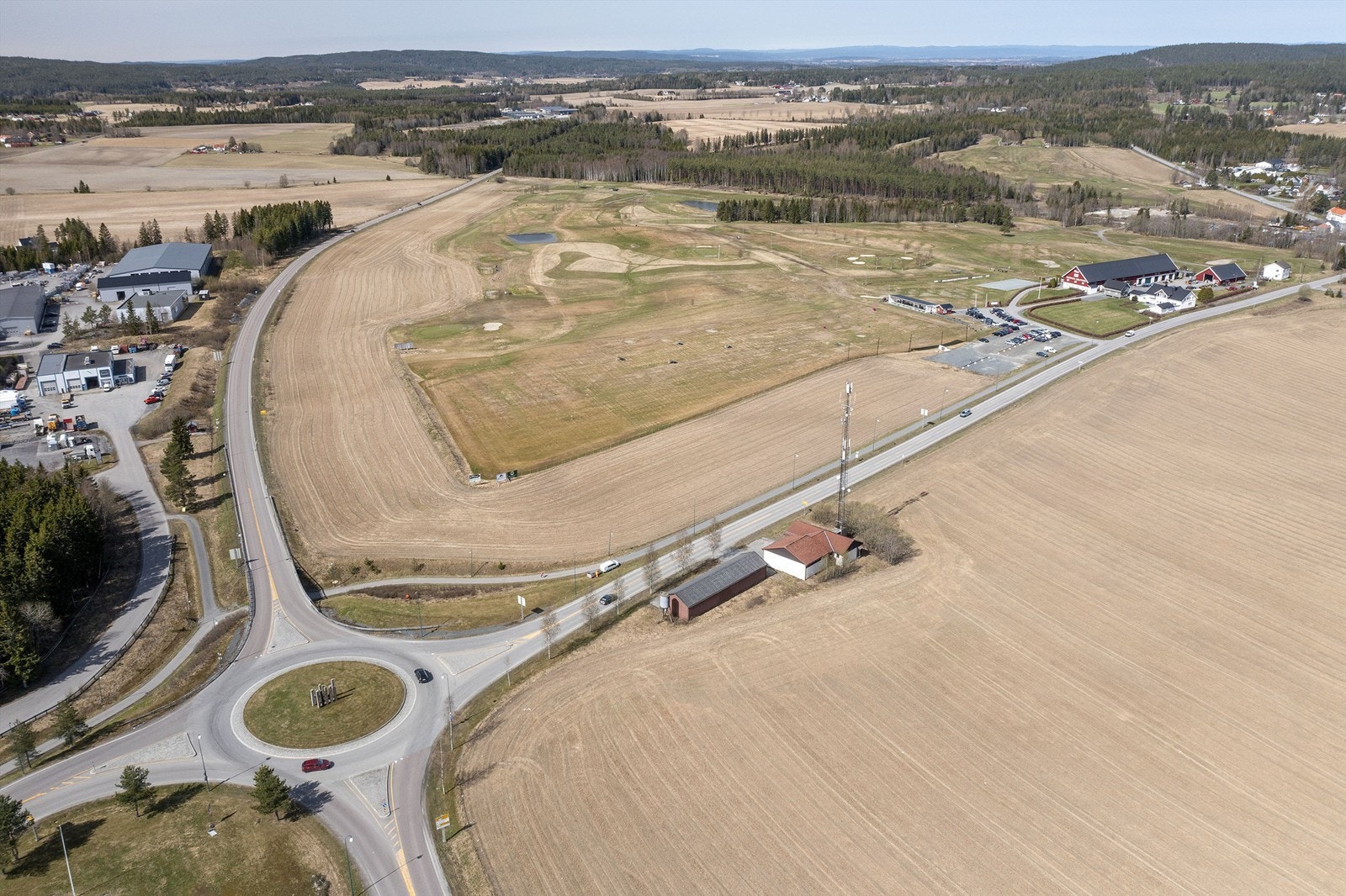 Enkel avkjøring fra fv. 170, som går mellom Lillestrøm og Bjørkelangen Galleribilde