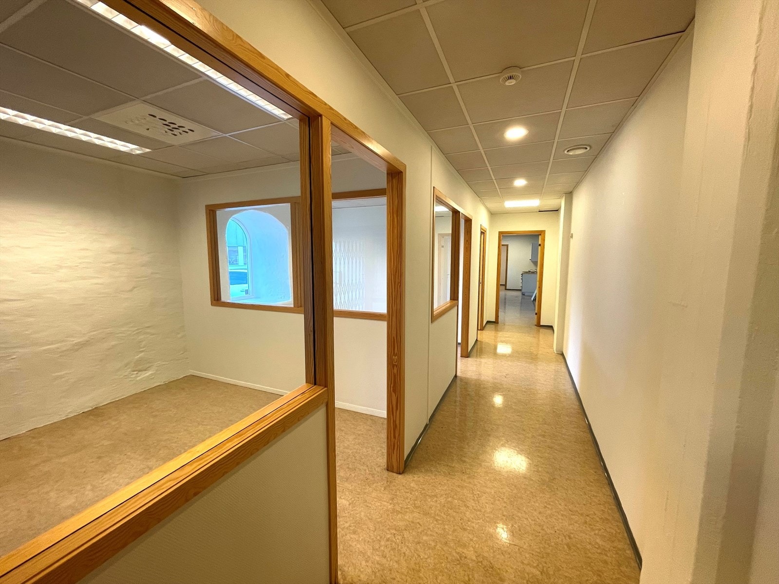 Fjøs kontor kontorgang fra inngangsparti.jpg Galleribilde