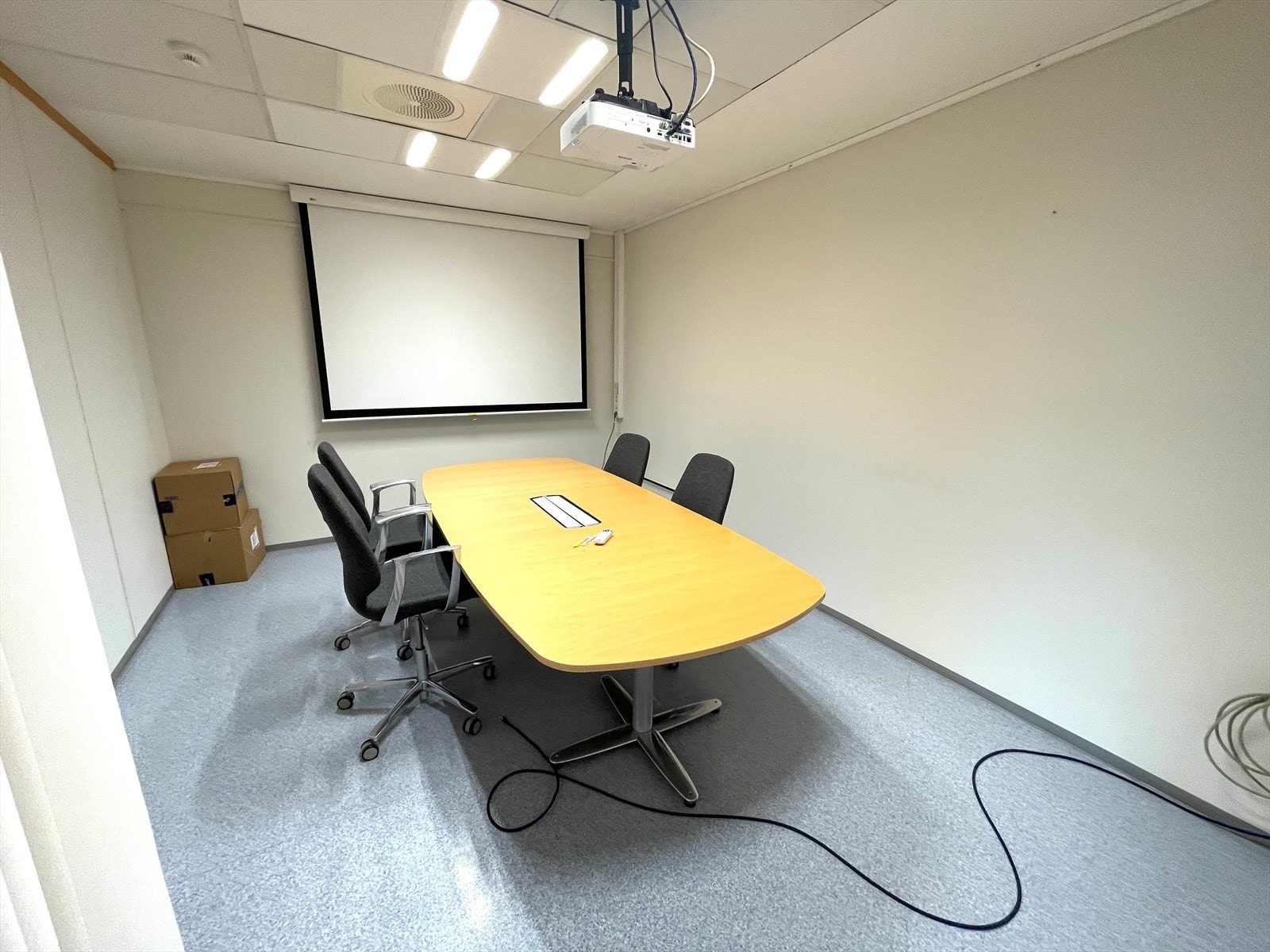 Kontor 2. etg mindre felles møterom.jpg Galleribilde