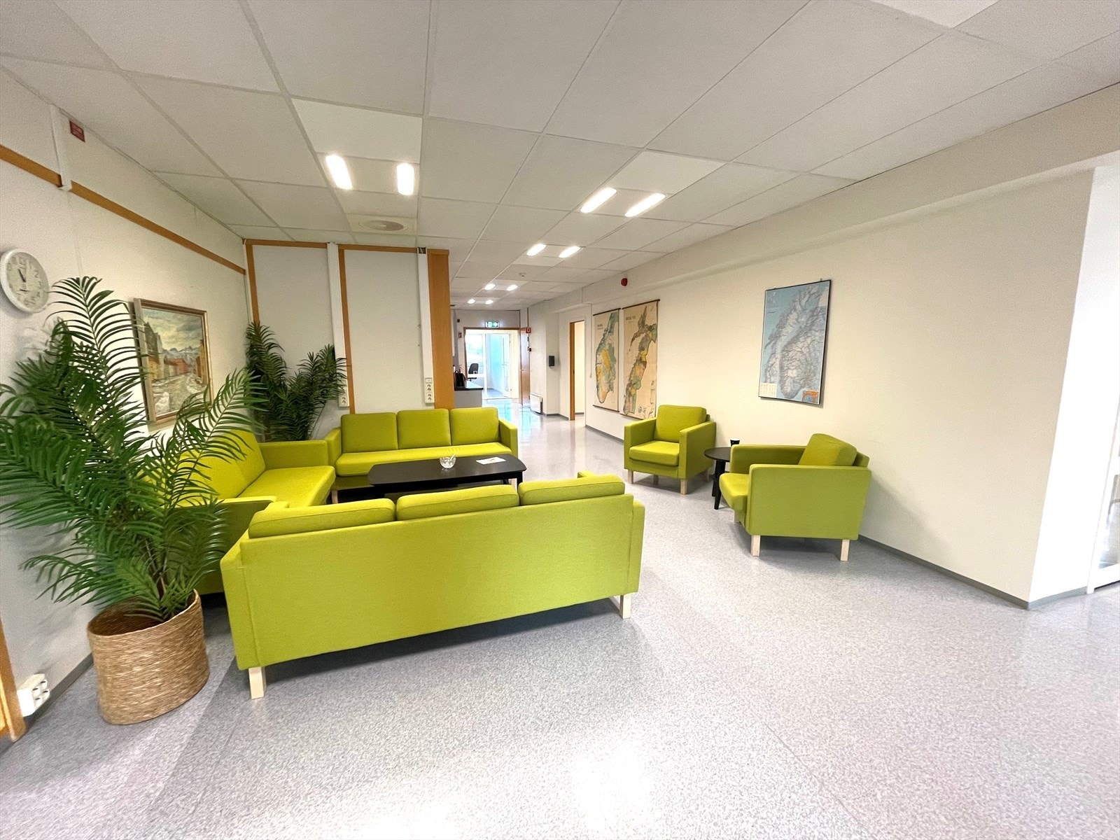 Kontor 2. etg sosialt areal med kjøkken mellom kontorene.jpg Galleribilde